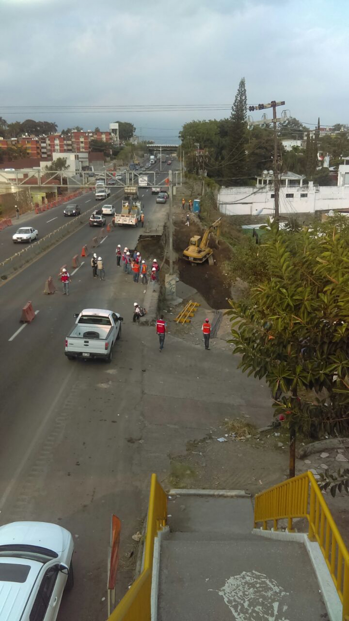 Un socavón cerró un carril de la autopista a México