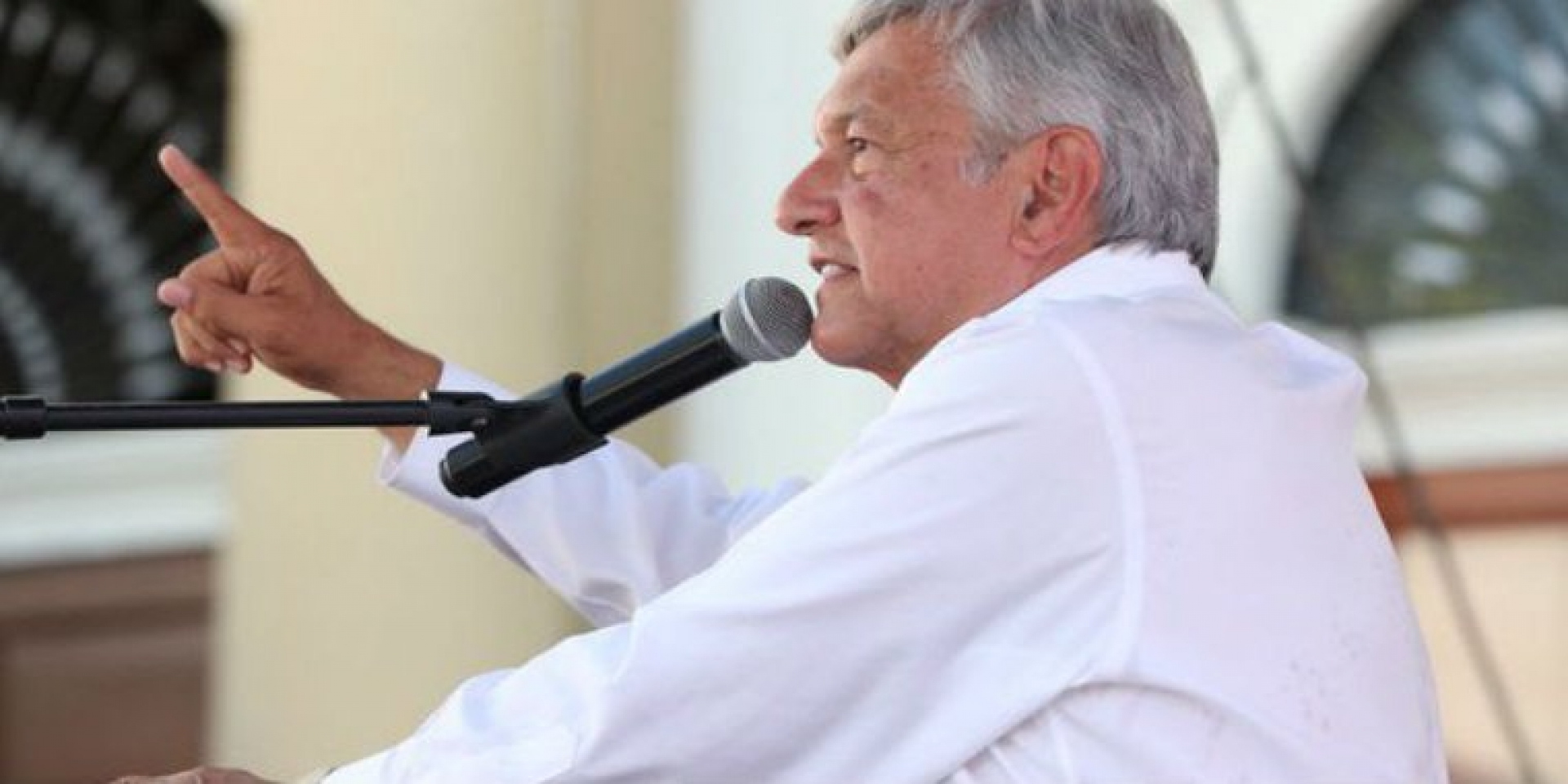 Pide AMLO que no lo graben: solo Segob puede, ironizó