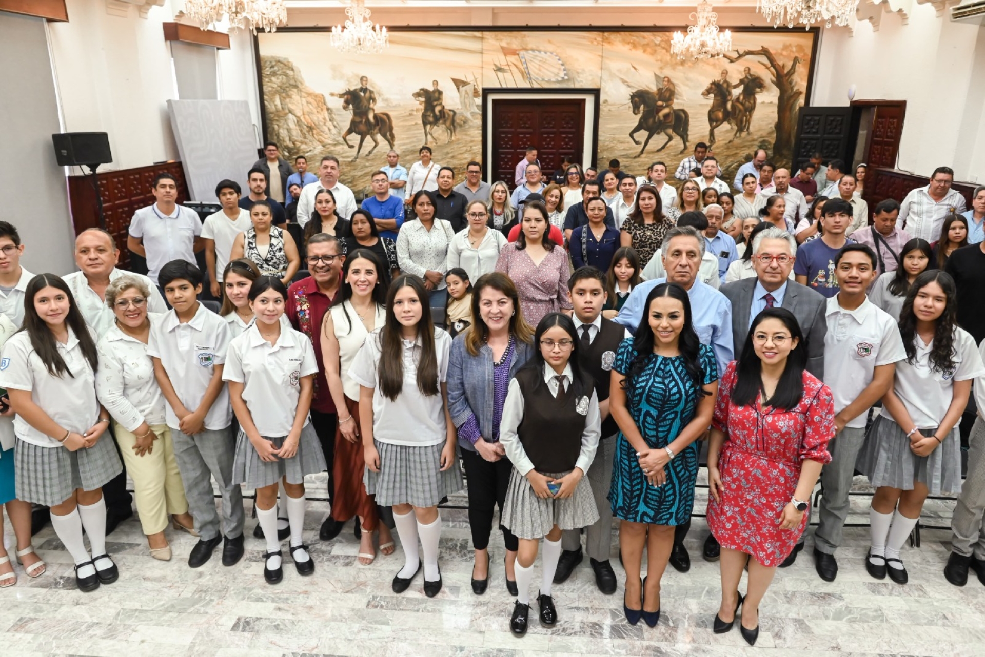 Entregan Margarita González Saravia y fundación 'Ver bien para aprender mejor' pares de lentes a estudiantes