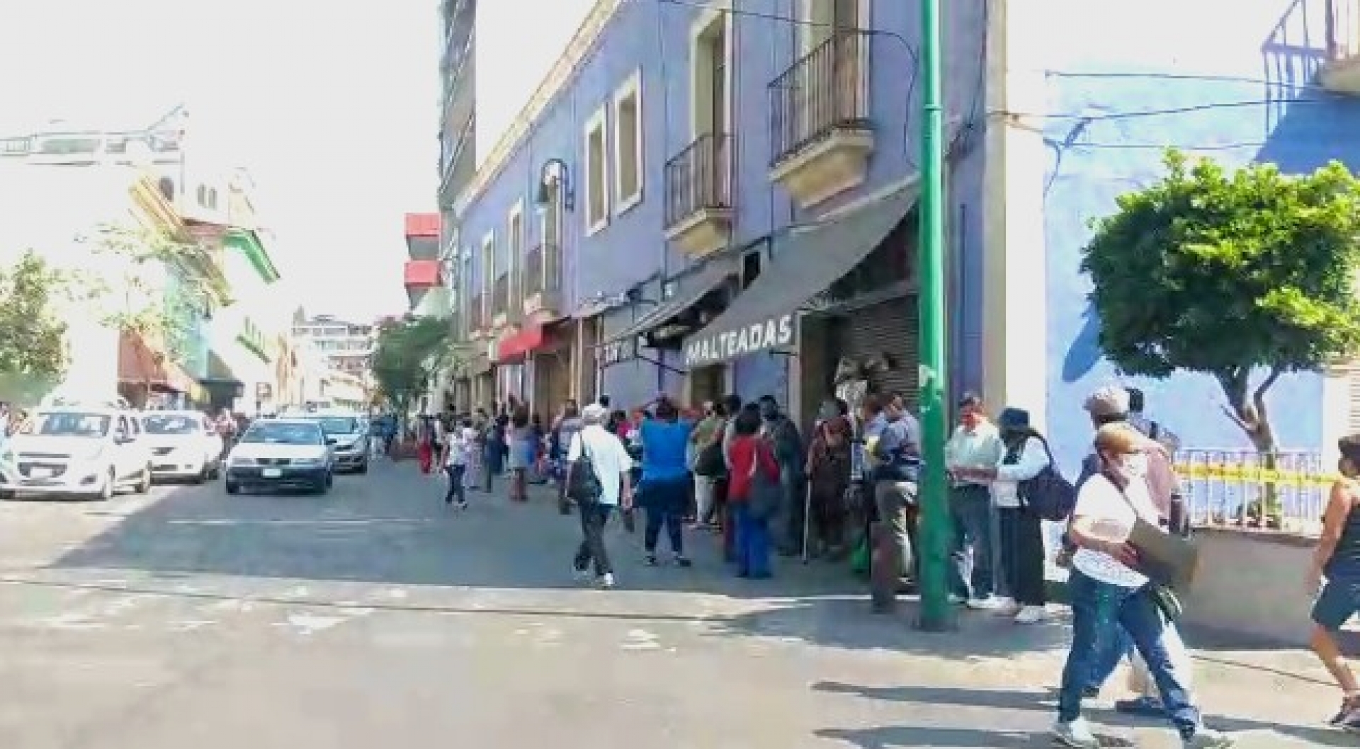 Largas filas en bancos del centro de Cuernavaca; piden autoridades conservar sana distancia