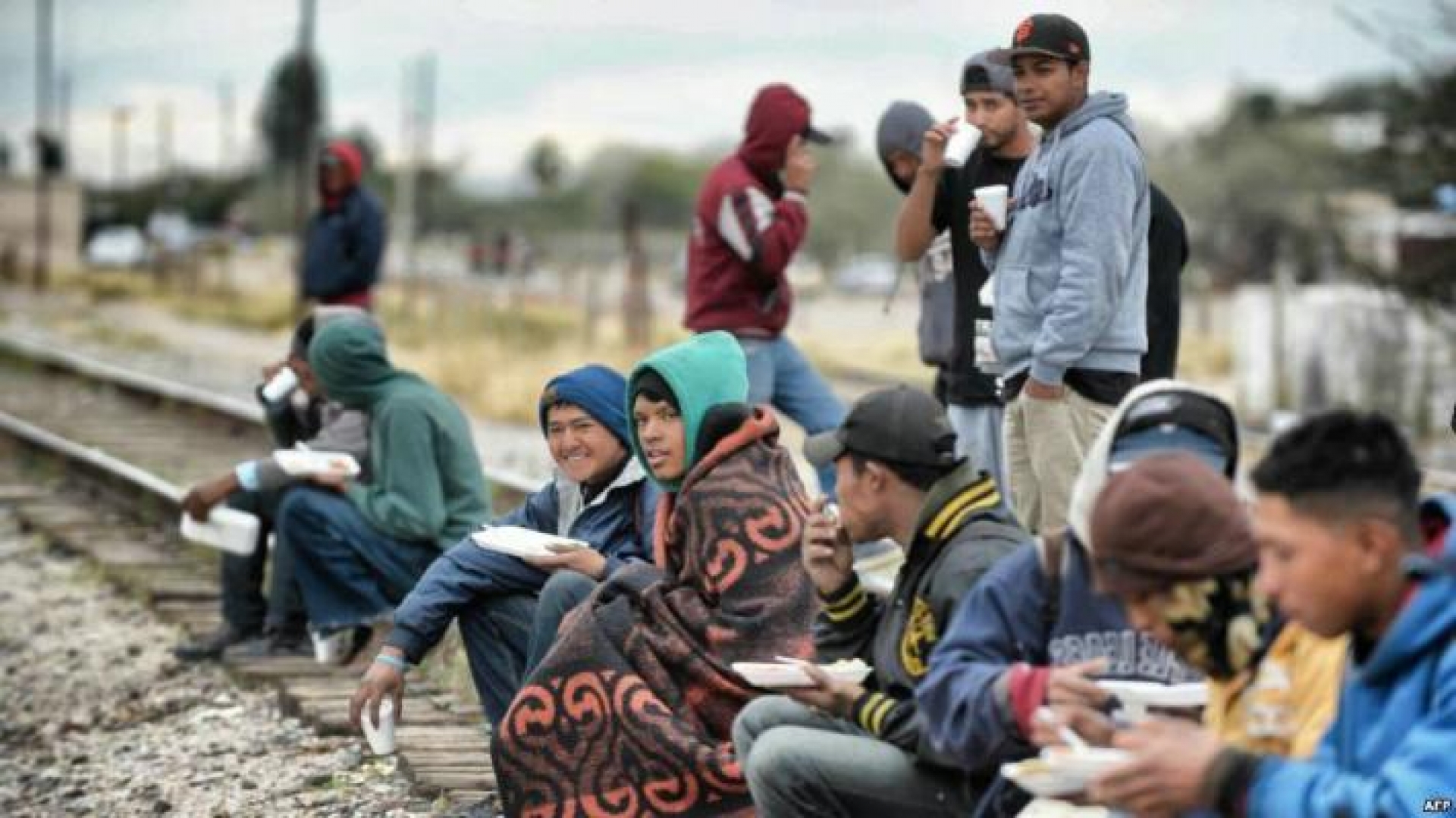 Pobladores de Chiapas reciben con música y alimentos el paso de los migrantes