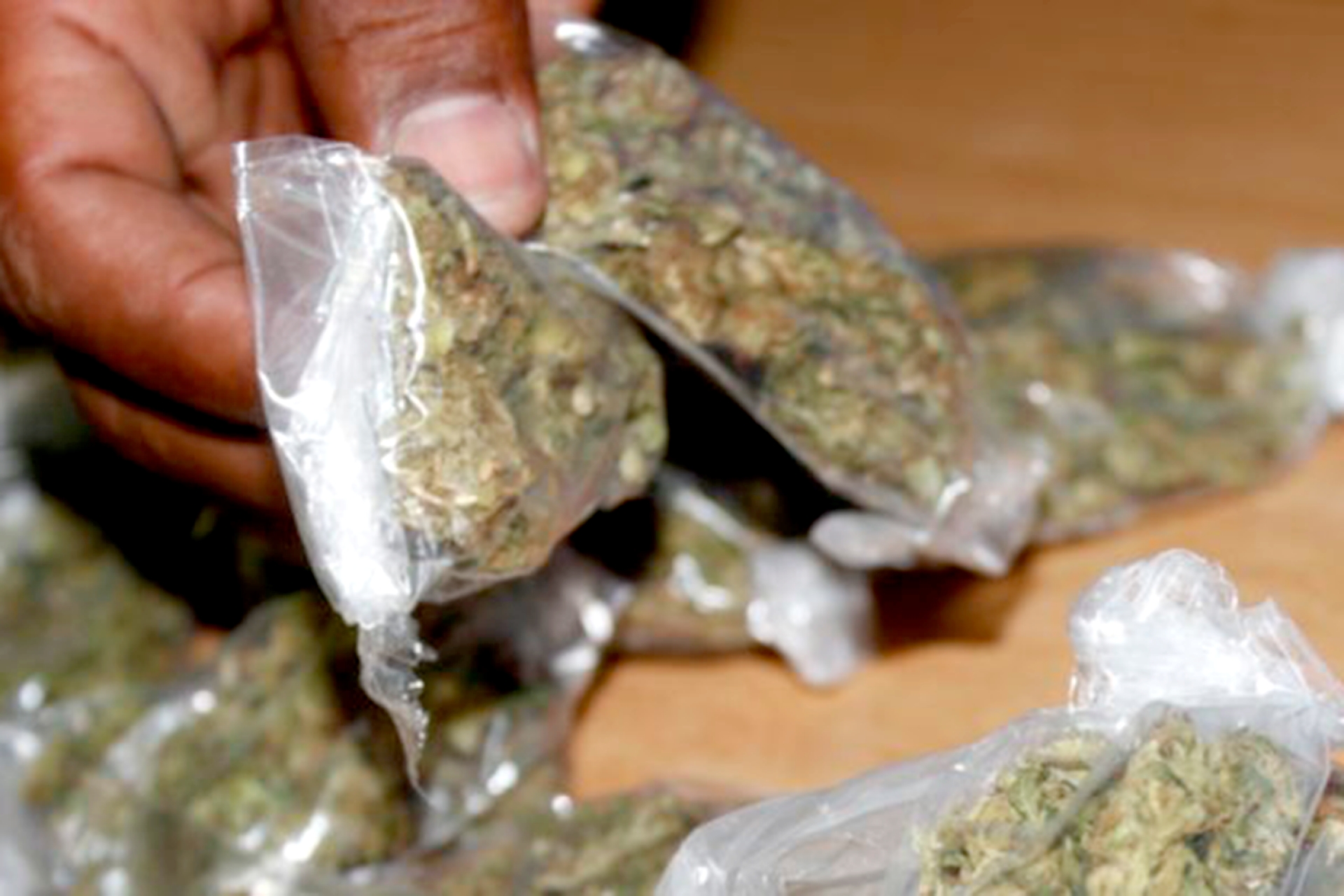 Atrapan a un joven que presuntamente tenía marihuana
