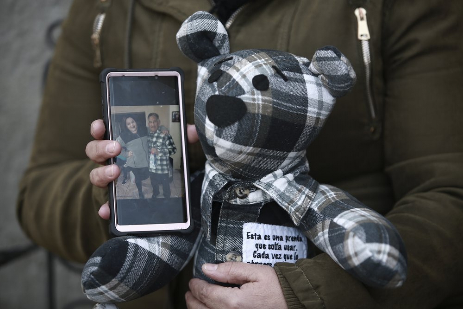 Una forma para recordar a tu ser querido fallecido: 'osos de ropa'