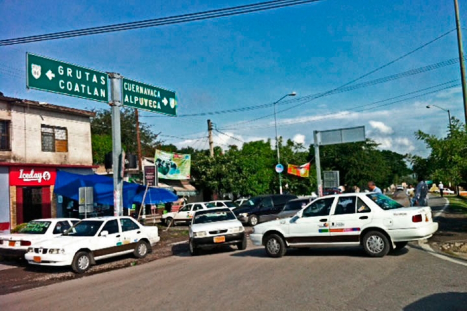 SMyT no ha hecho operativos para evitar la invasión de taxis