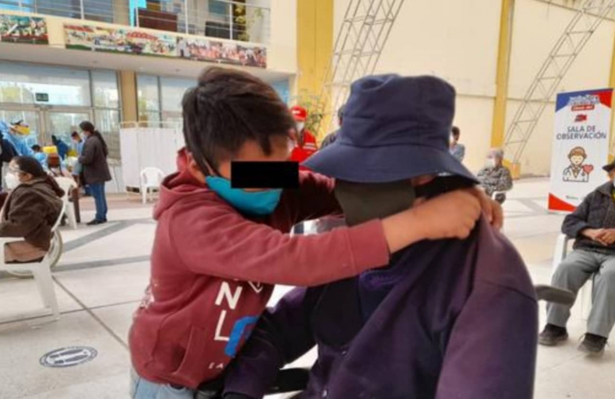 Niño de 10 años lleva a su abuelito a que reciba la vacuna contra COVID-19