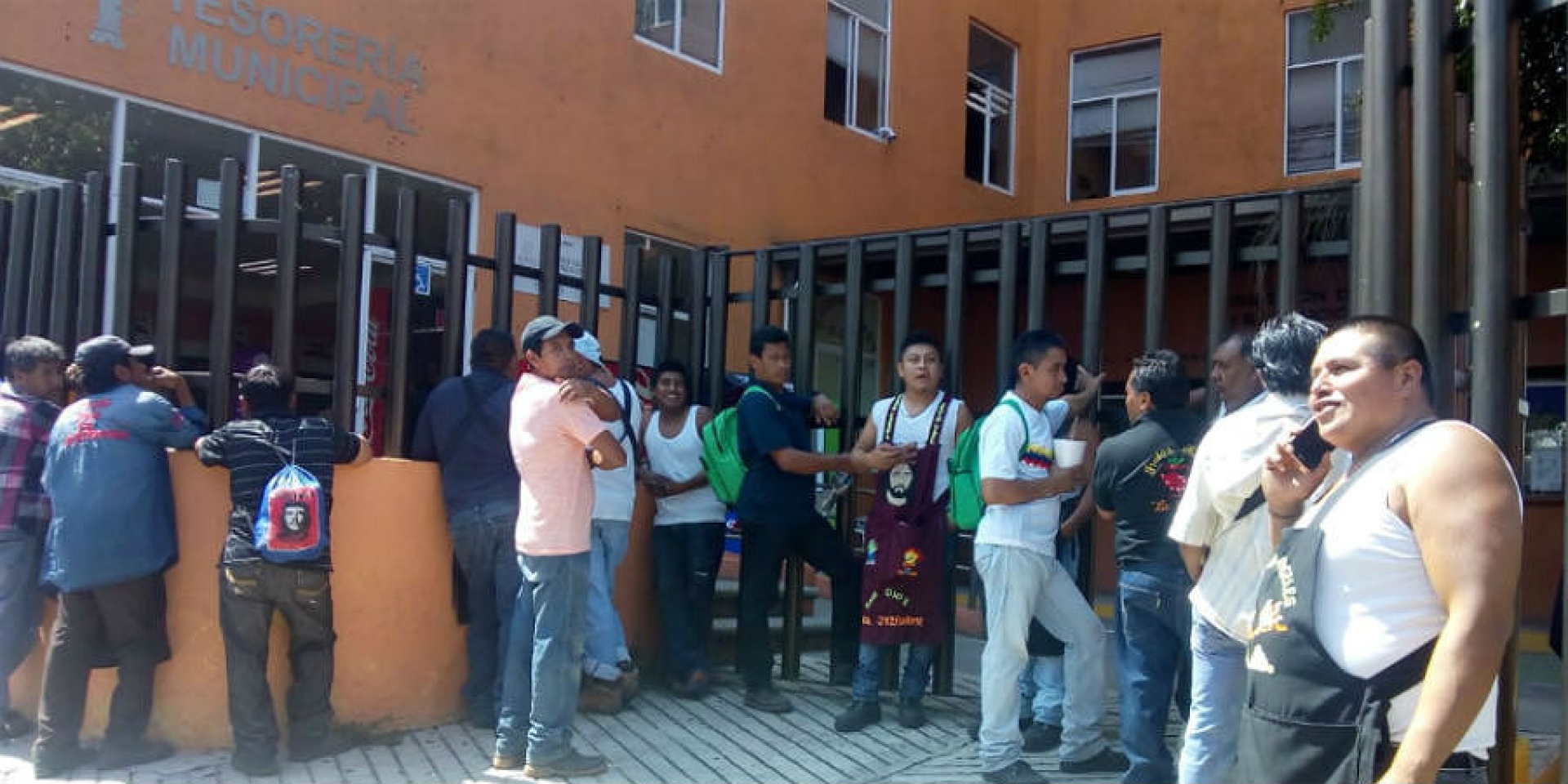 Protestan integrantes de la Unión de Estibadores del ALM en la Tesorería municipal