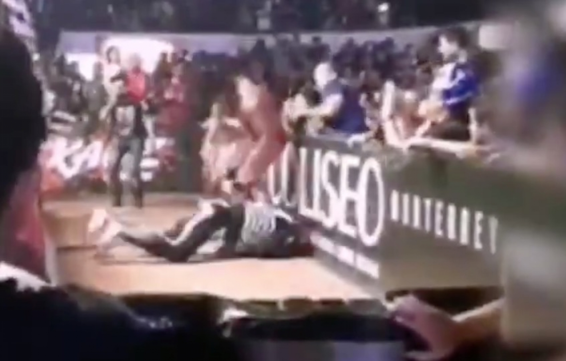 VIDEO: Hospitalizan a 'La Parka' tras espeluznante caída