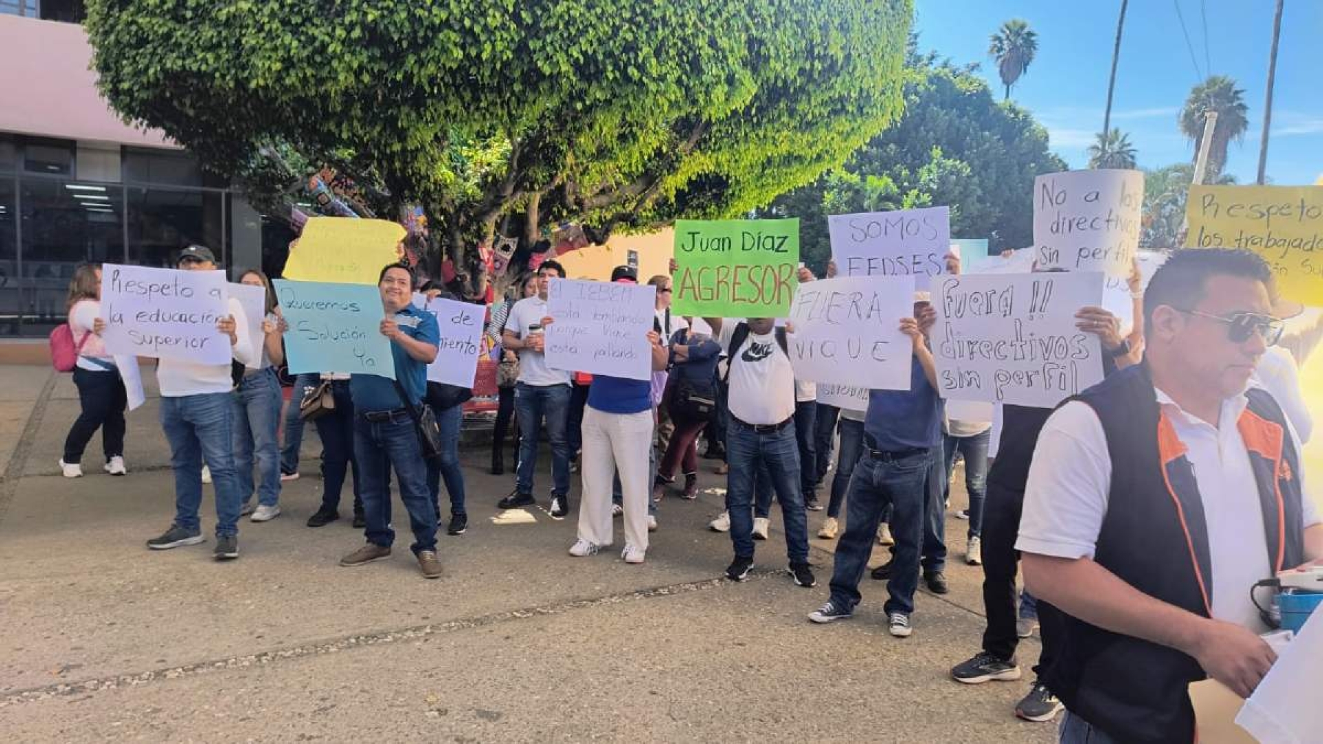 Protestan maestros en el IEBEM
