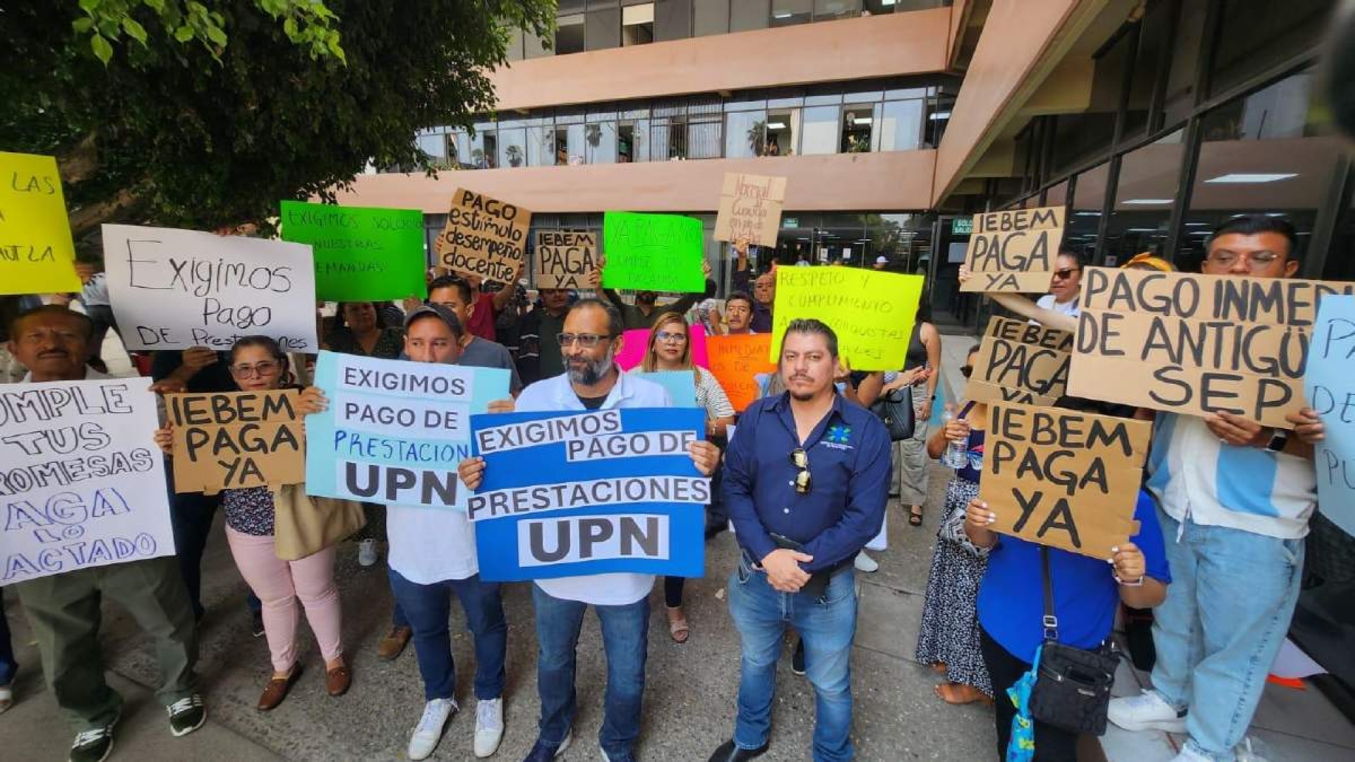 Reclaman al IEBEM pagos rezagados de prestaciones