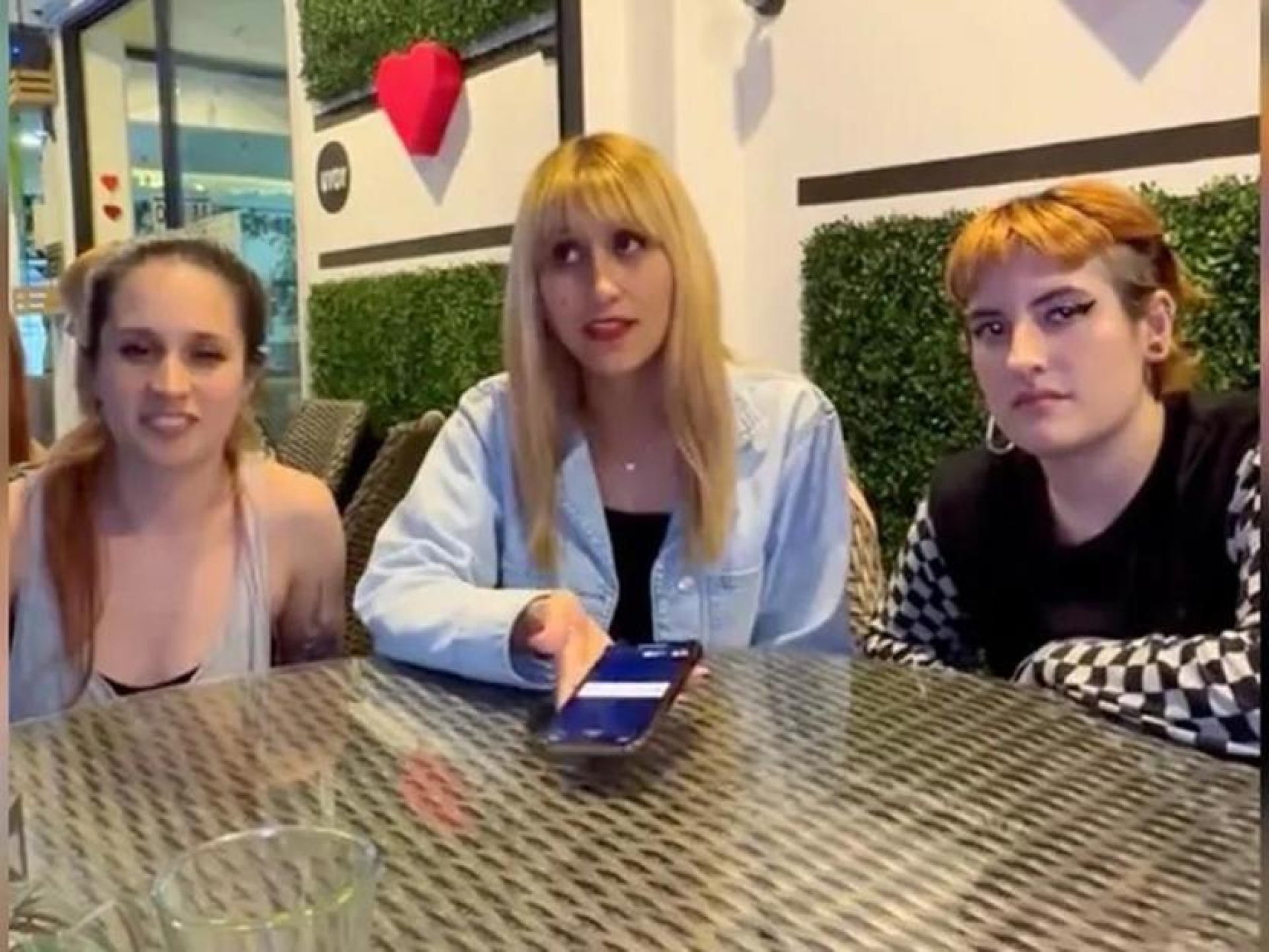 Jóvenes afirman que comer carne animal es 'patriarcal'; así lo explican:
