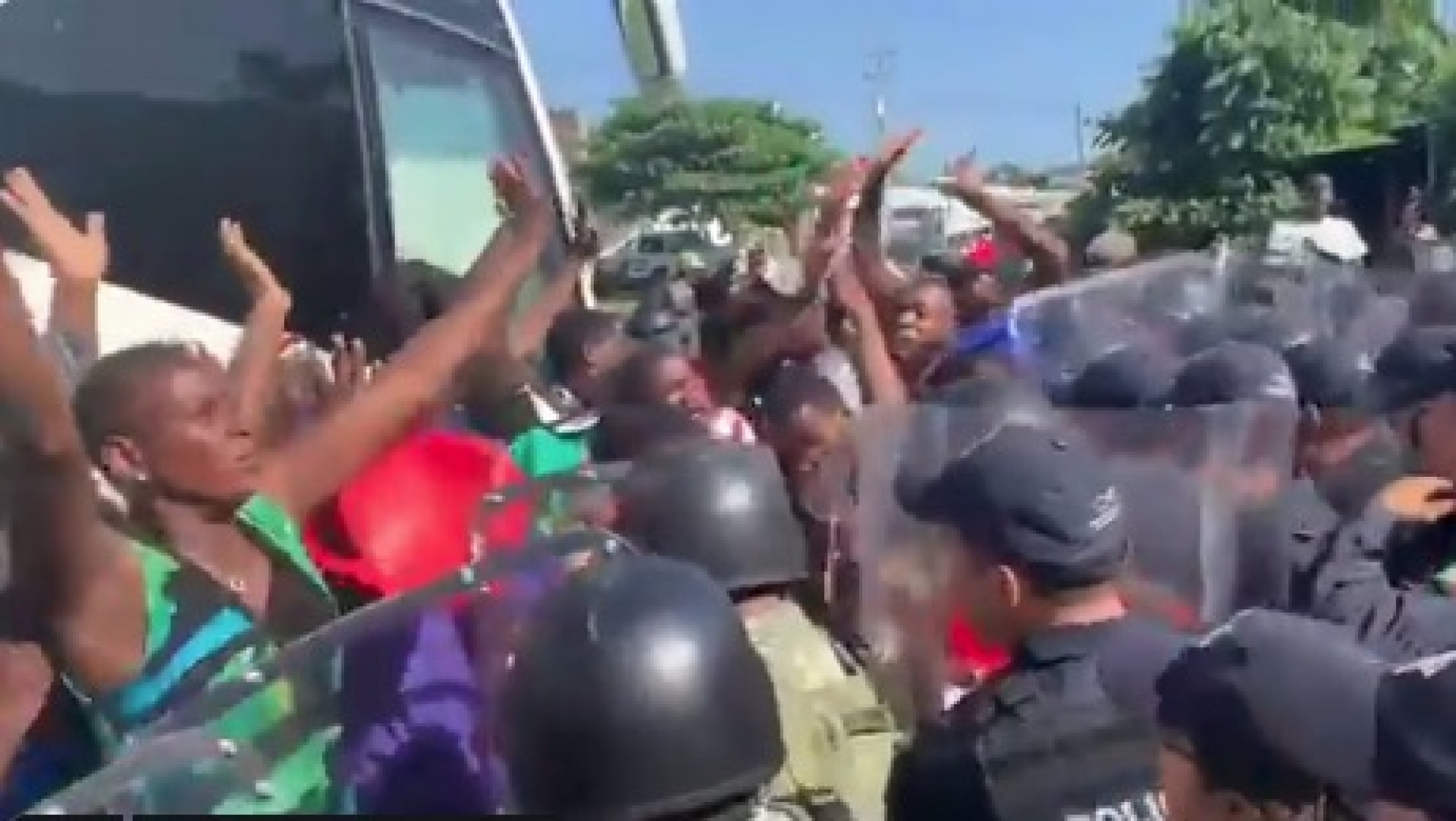 VIDEO: Policías y migrantes se enfrentan en Tapachula; hay dos heridos