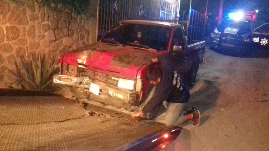 Arrestan a automovilista tras derribar un poste