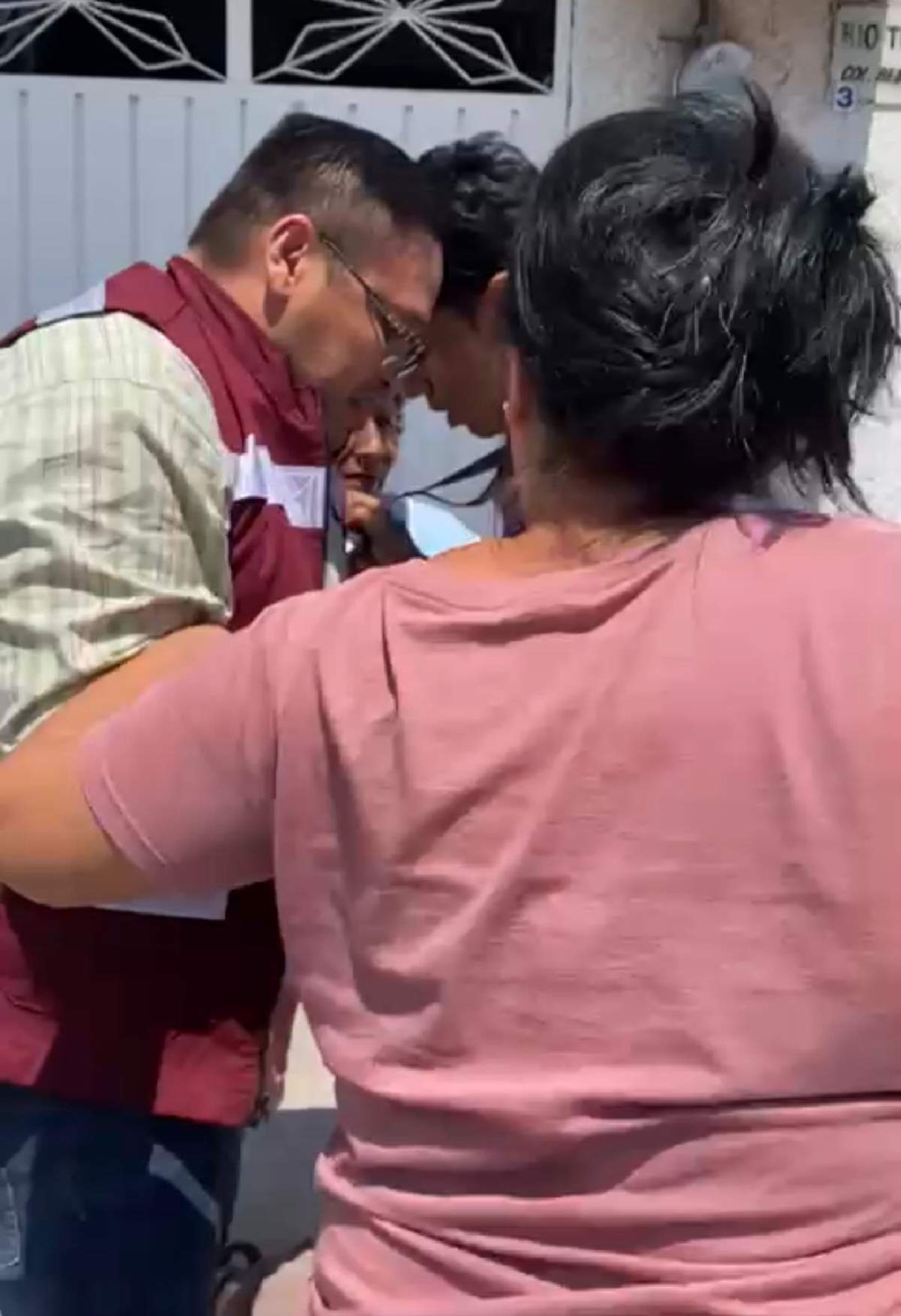 Iban a aprehender a un hombre, pero se equivocaron de persona