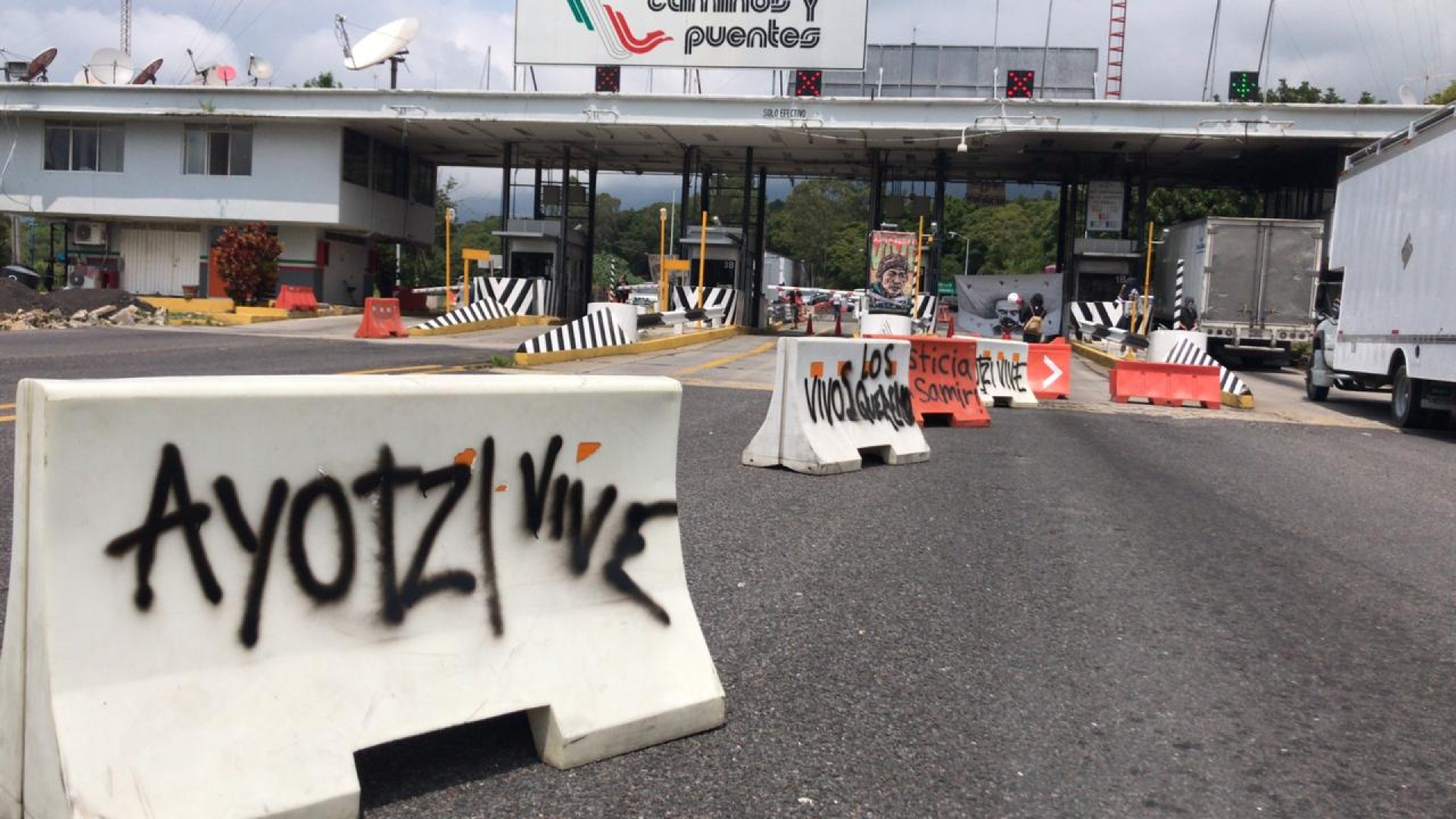 Liberan activistas la caseta de Tepoztlán, en la autopista La Pera-Cuautla