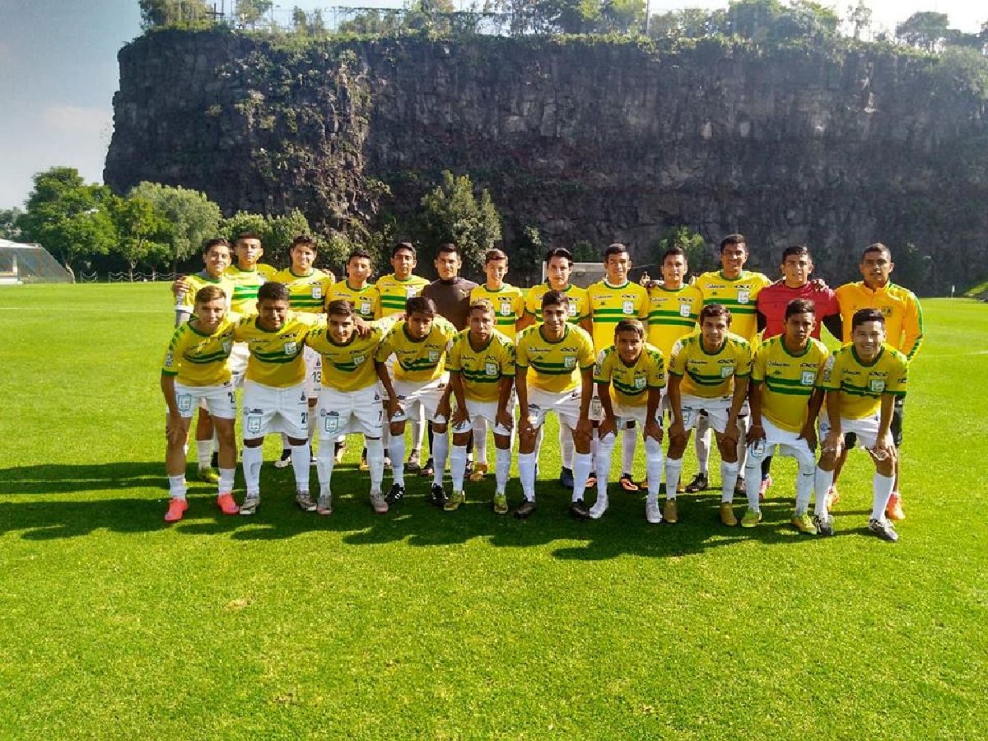 Rueda el balón en la Liga Premier Serie B