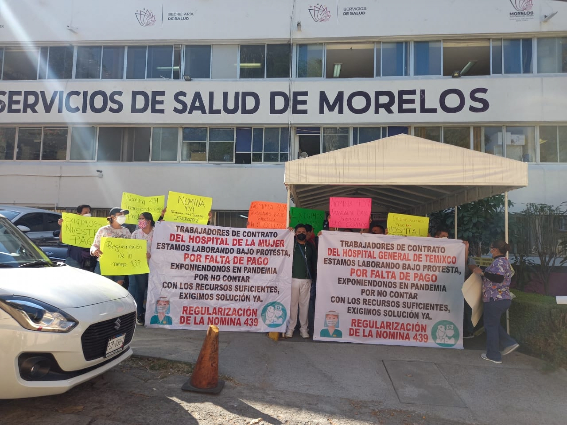 Se manifiestan trabajadores eventuales de salud