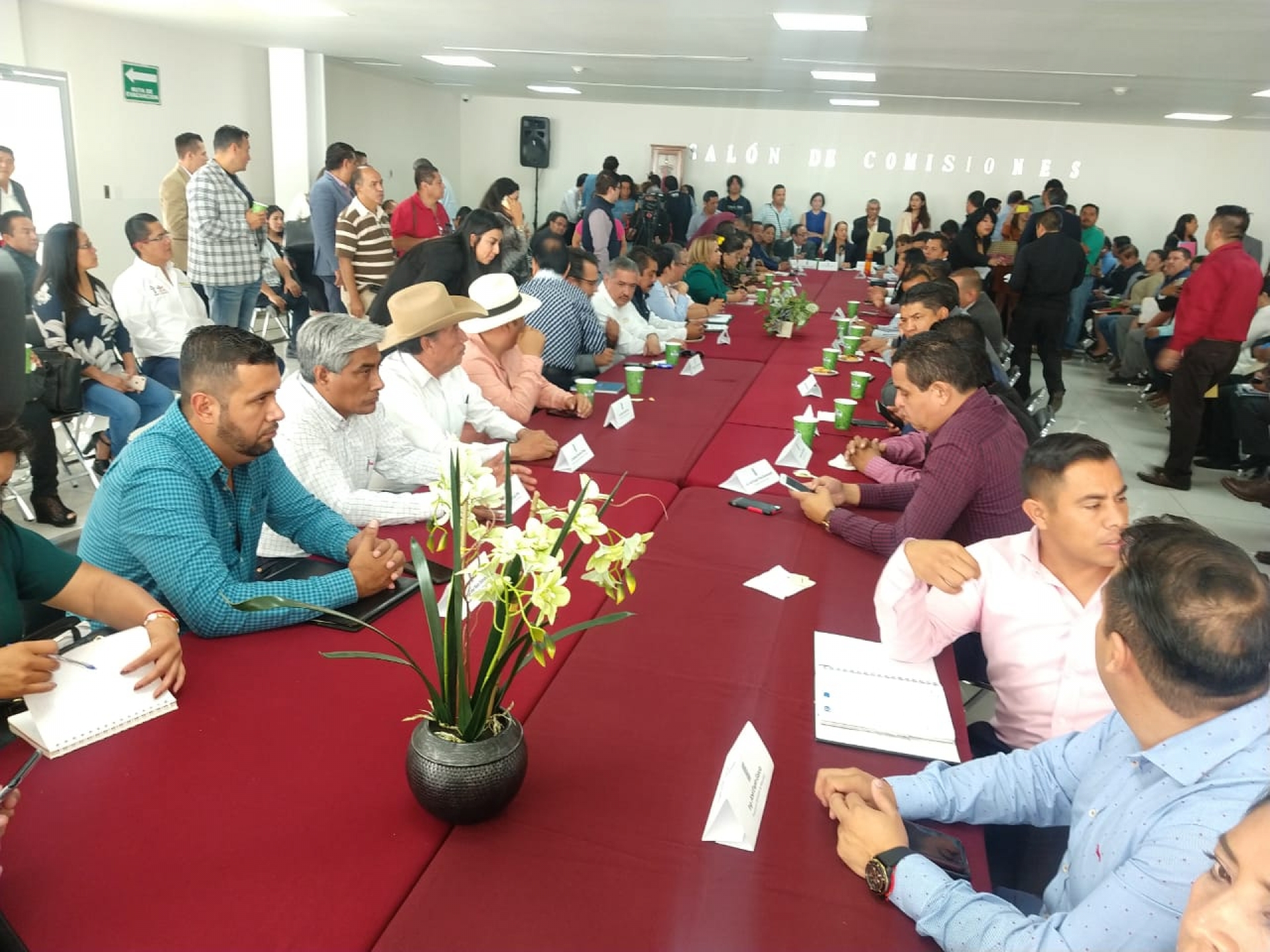 Se reúnen ediles en mesa de trabajo con diputados locales; revisarán medidas financieras