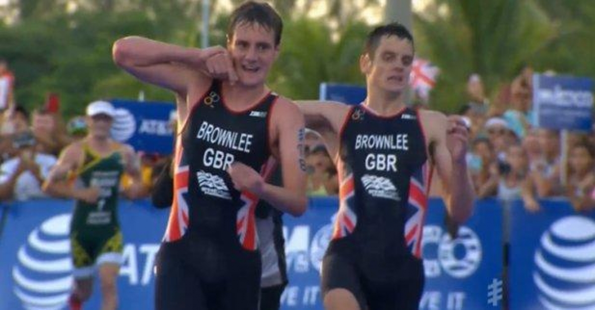 Final emotivo entre hermanos en triatlón de Cozumel