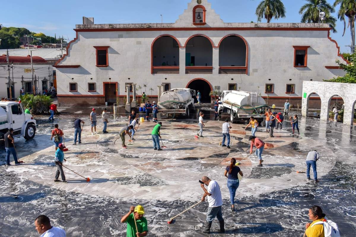 Limpian explanada de Yautepec para fiesta mexicana