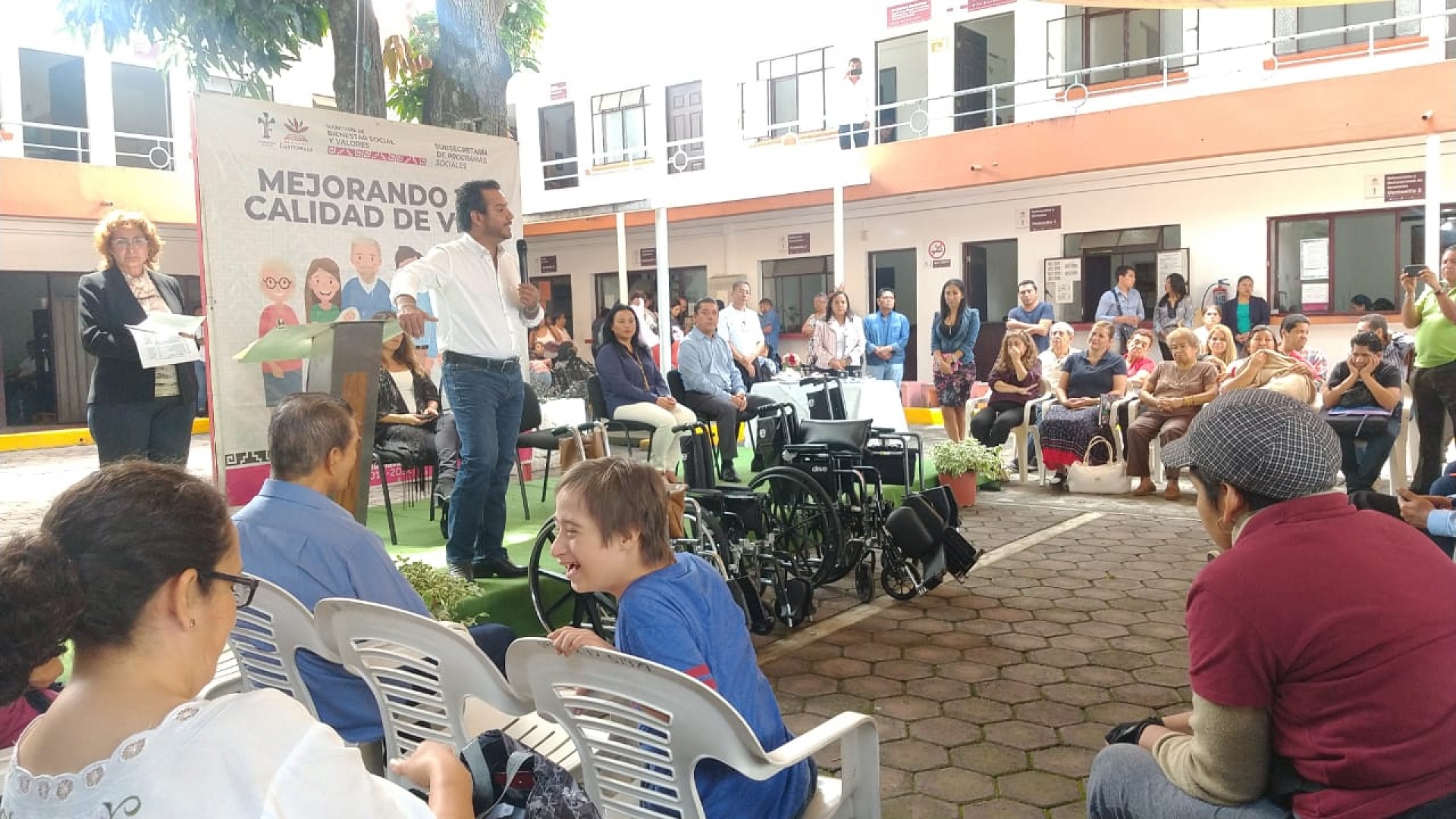Entrega alcalde de Cuernavaca sillas de ruedas a personas con discapacidad
