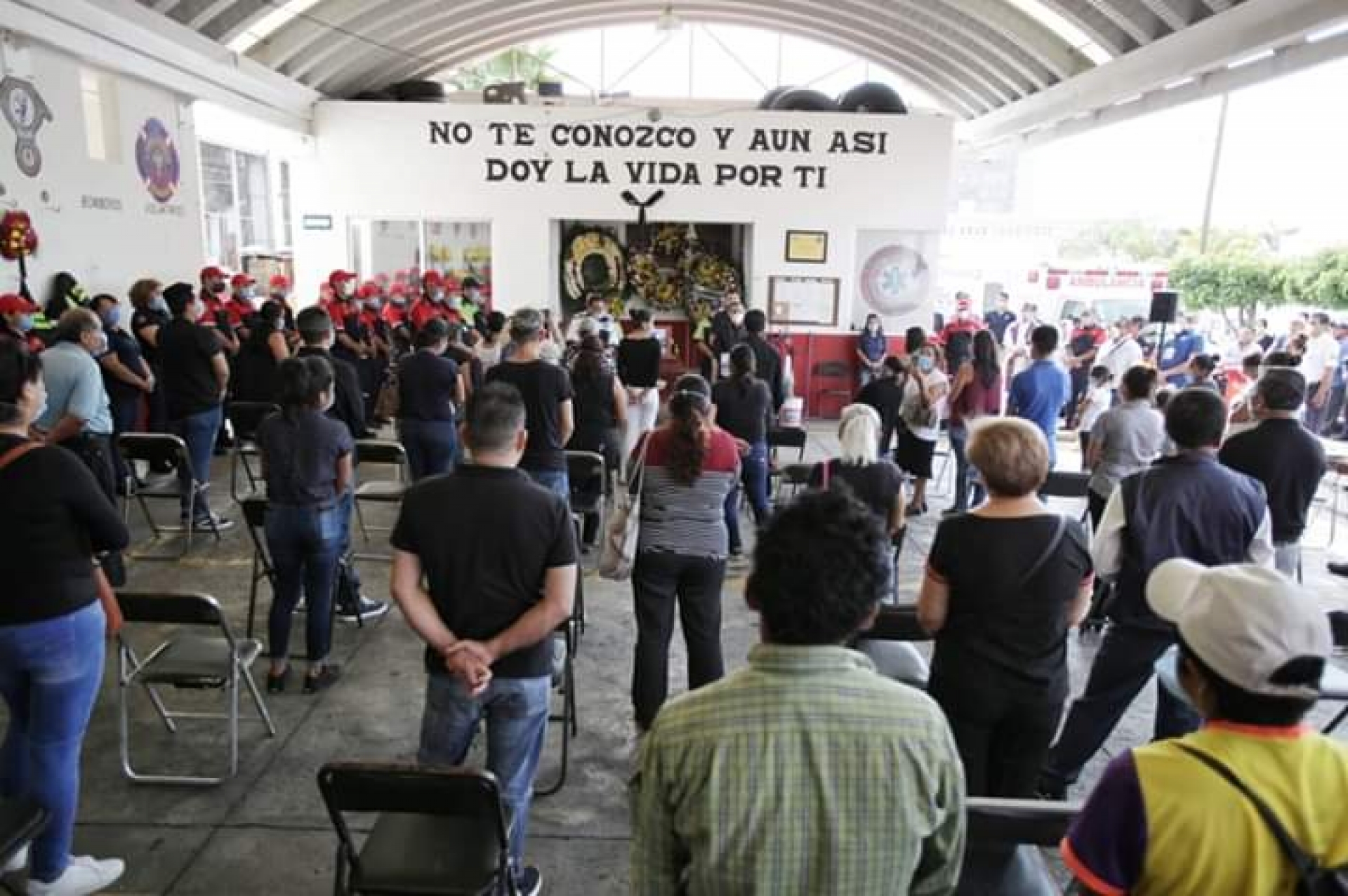 Despiden con homenaje a bombero fallecido en accidente de tránsito, en Cuernavaca