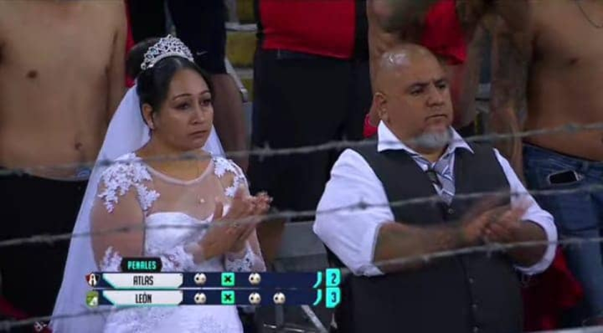 Novios "celebran su boda" en el partido del Atlas