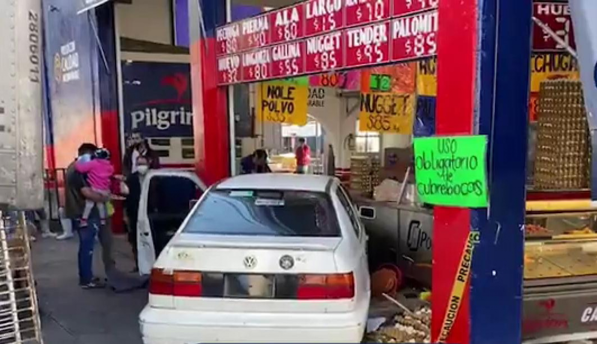 Impacta automóvil contra pollería en la colonia Satélite