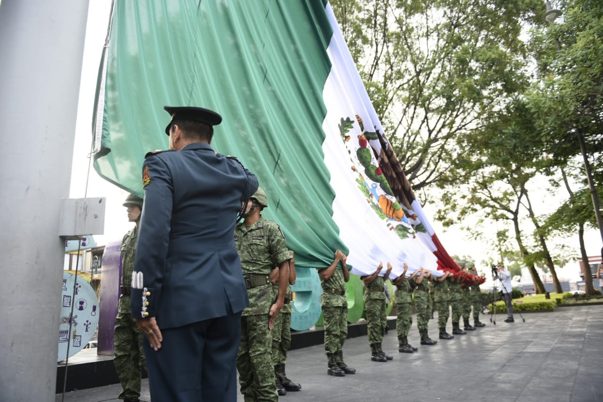Realizan sexto izamiento de Bandera Nacional en el mes patrio, en Cuernavaca