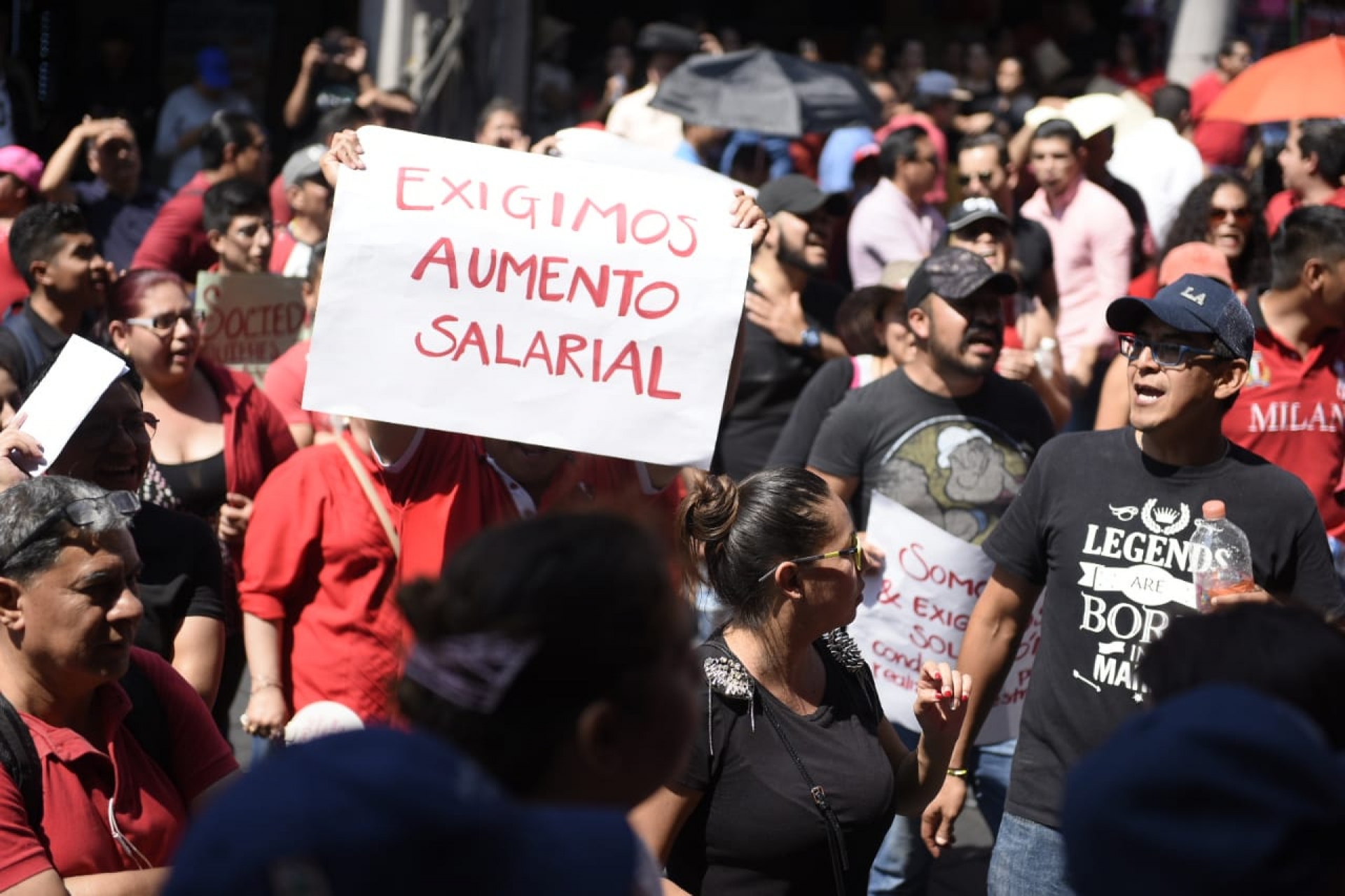 Trabajadores de FGE se manifiestan en el Palacio de Gobierno