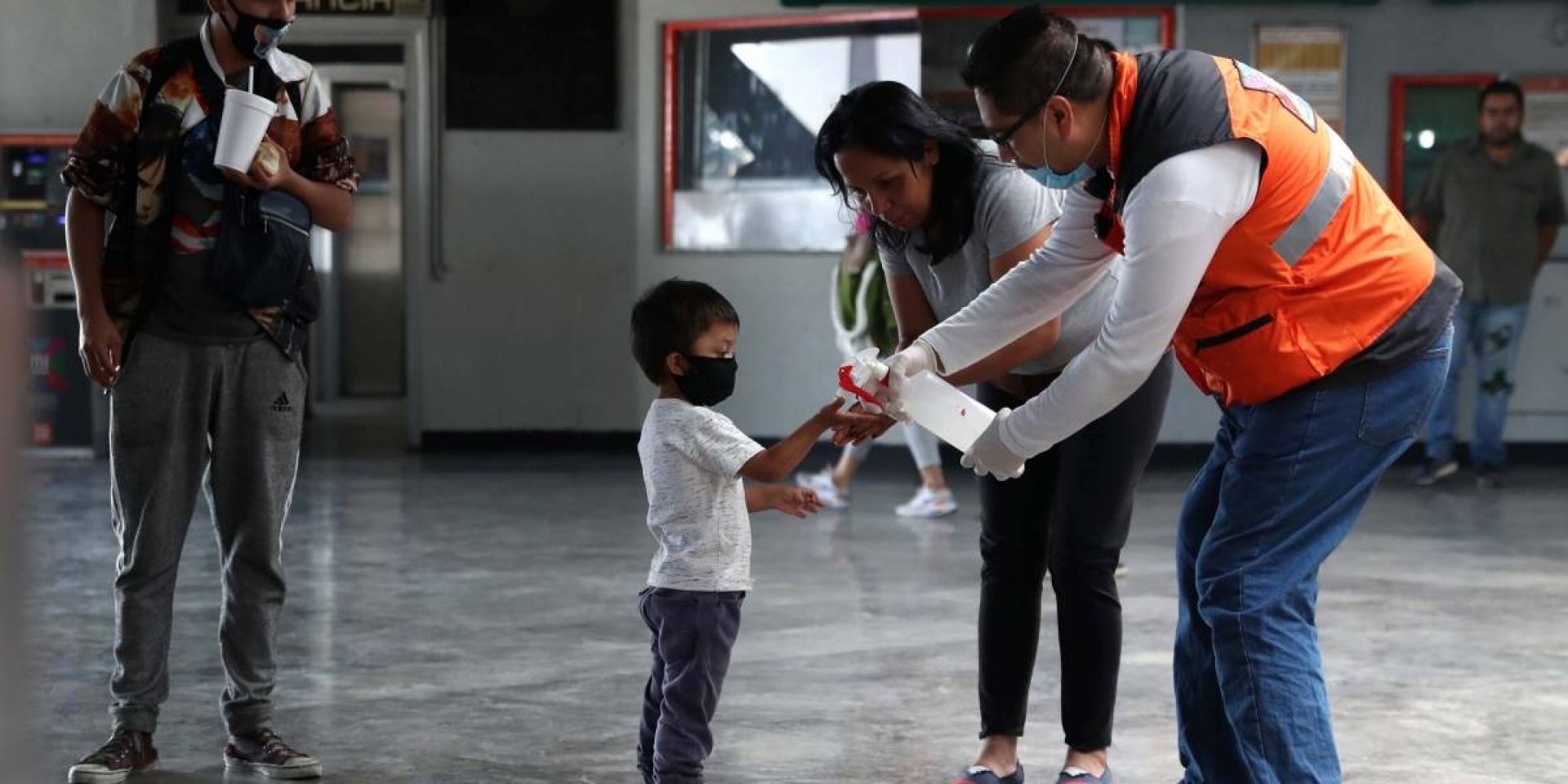 López Obrador descarta toques de queda y medidas autoritarias para frenar la pandemia