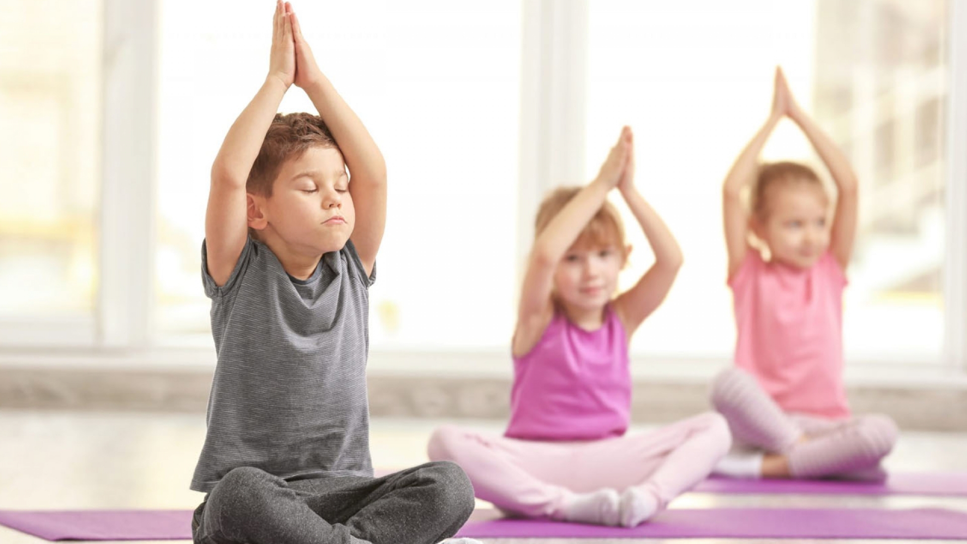 10 posturas de yoga ideales para las niñas y niños