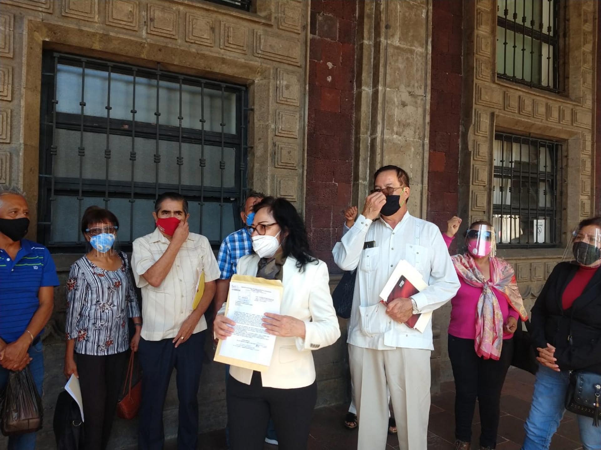 Demandan maestros jubilados pago adeudado de adelanto de prima de antigüedad