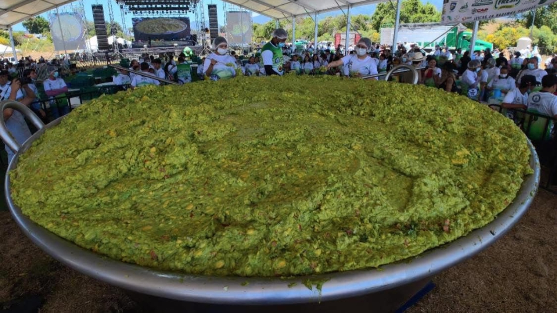 Michoacán rompe Récord Guinness con el guacamole más grande del mundo