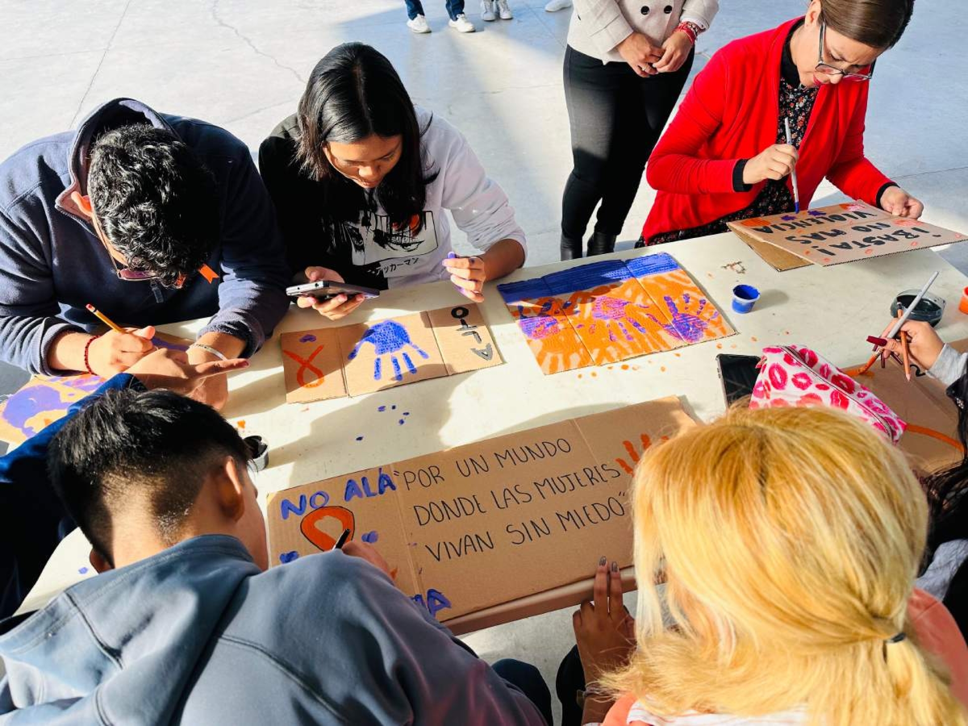 Elaboran carteles alusivos a la eliminación de la violencia