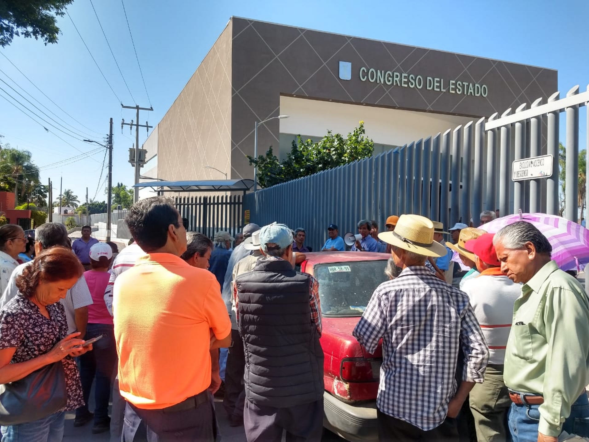 Protestan ante el Congreso local en contra del aumento en el cobro de derechos