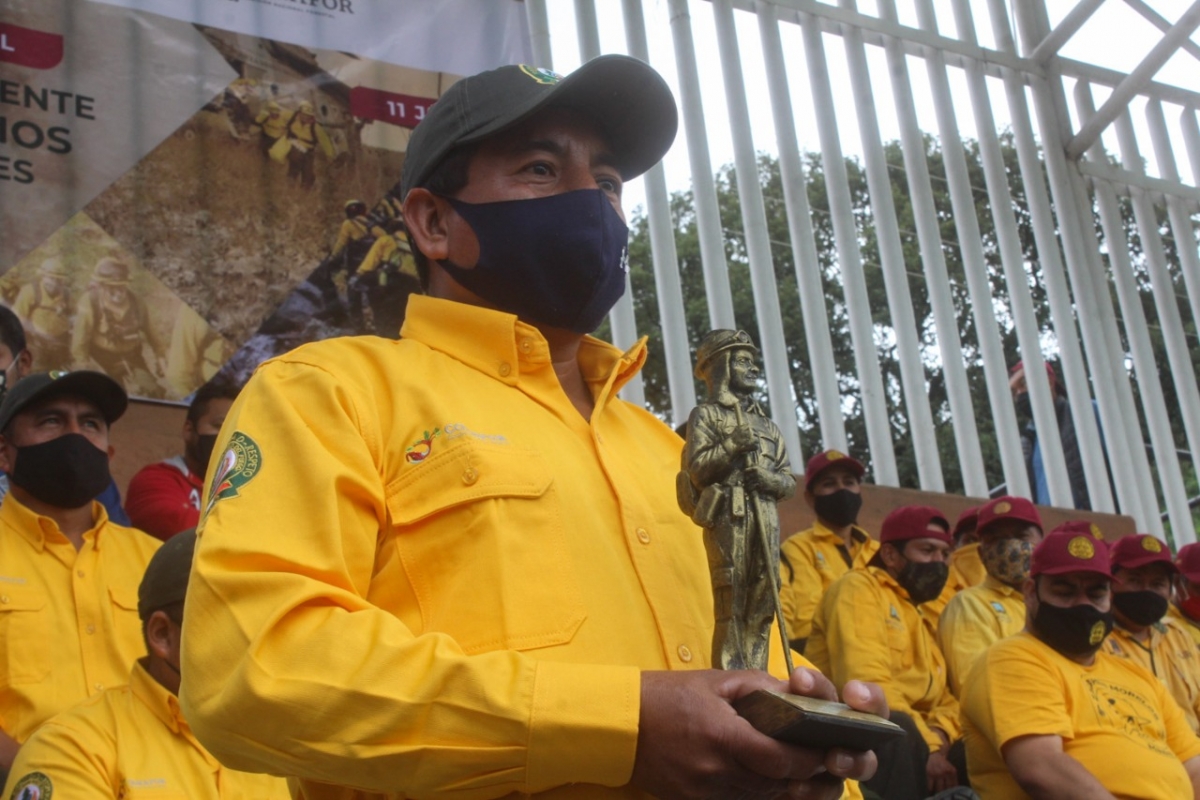Brigadistas reciben reconocimientos en 'Día nacional del combatiente de incendios forestales'