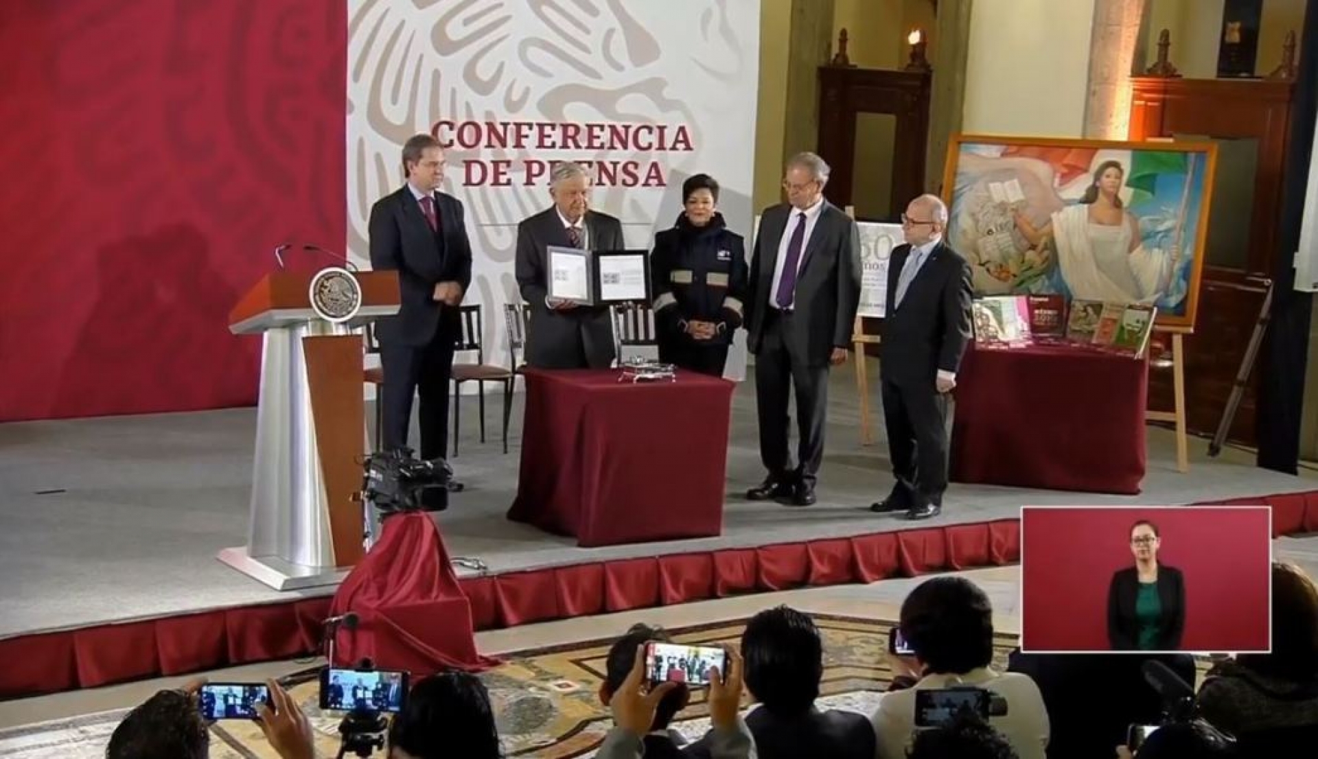 AMLO conmemora 60 años del libro de texto gratuito con timbre postal