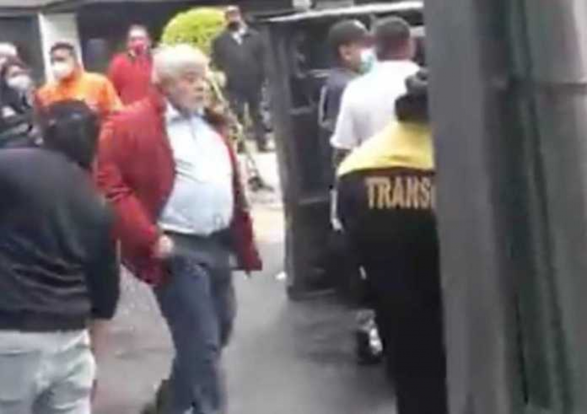 Vuelca camioneta propiedad de Maussan en Santa Fe (CDMX)