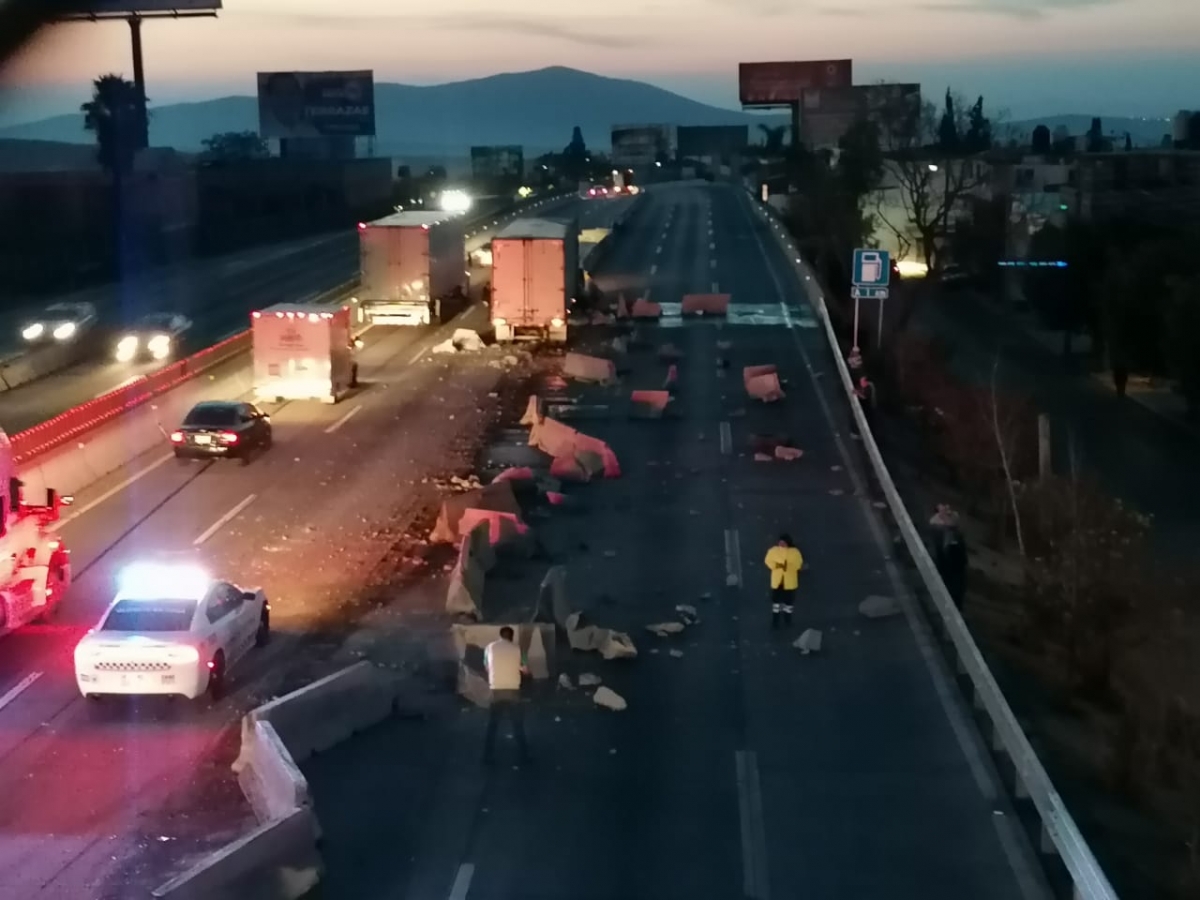 Tráiler se impacta contra muro de contención en el paso exprés