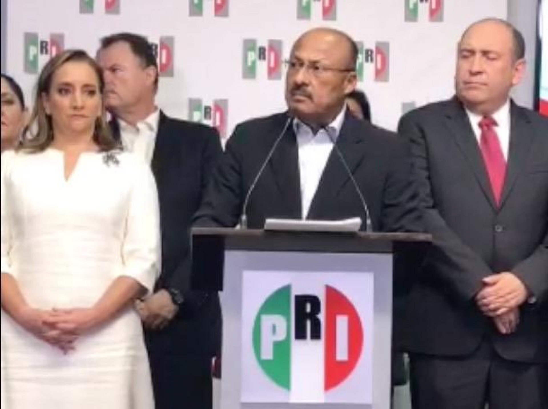 Se va René Juárez de dirigencia del PRI, se queda Claudia Ruiz Massieu