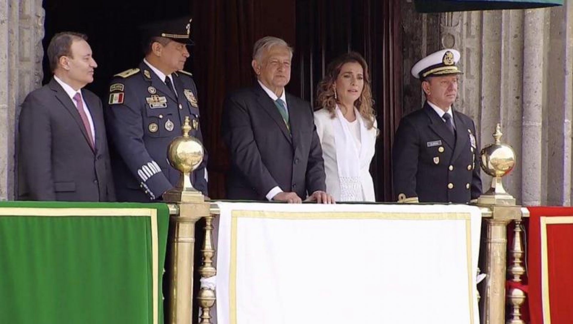 Beatriz Gutiérrez llora de emoción en desfile de 16 de Septiembre
