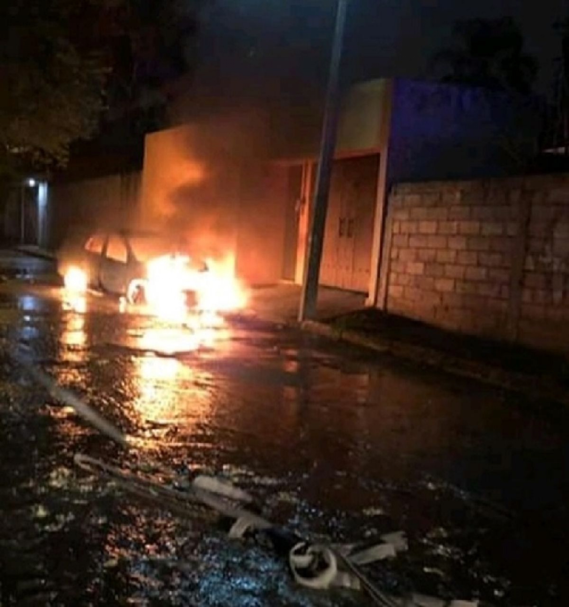 Hieren a balazos a un taxista e incendian su vehículo