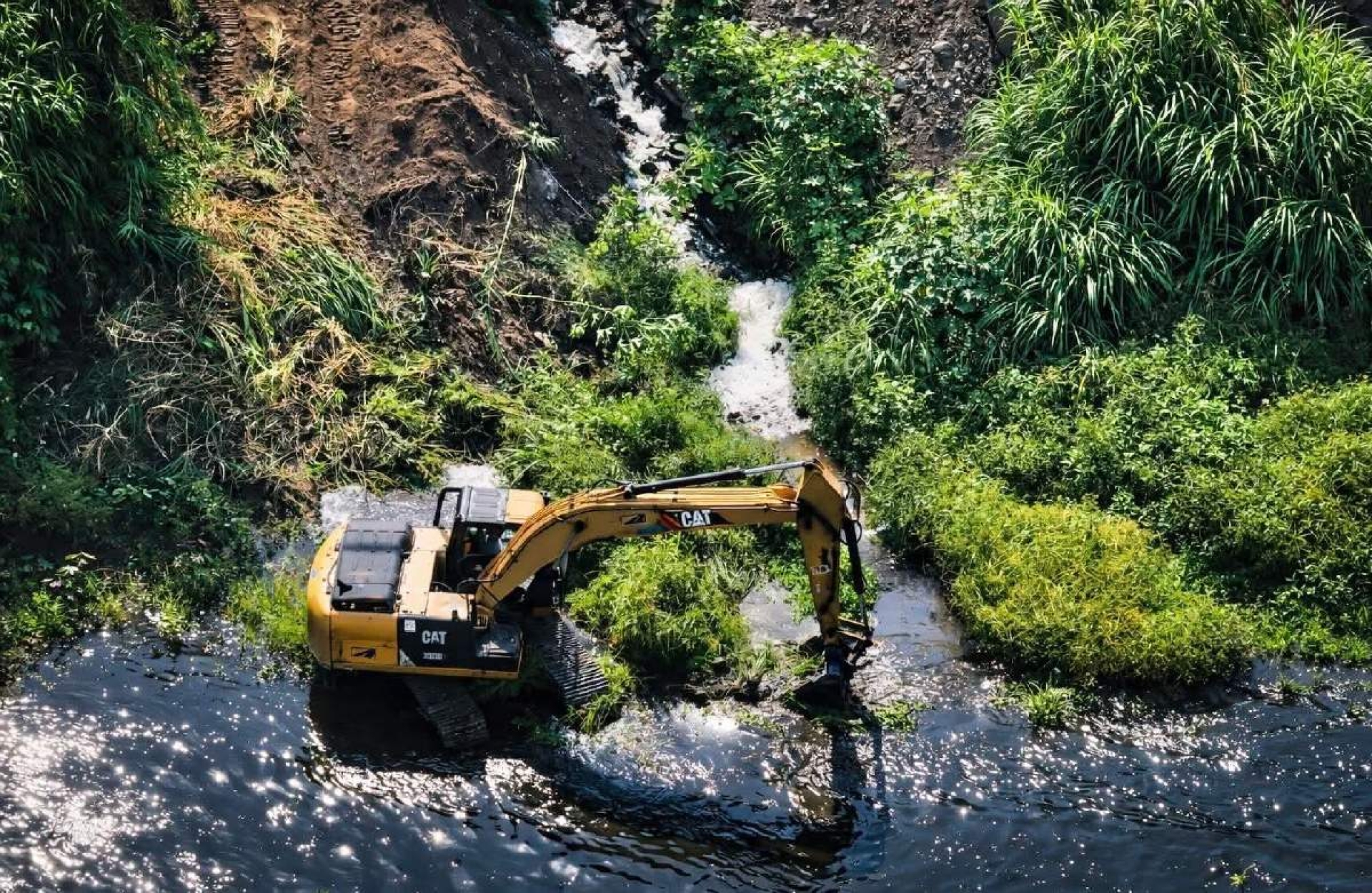 Realizan labores de desazolve en Río Apatlaco