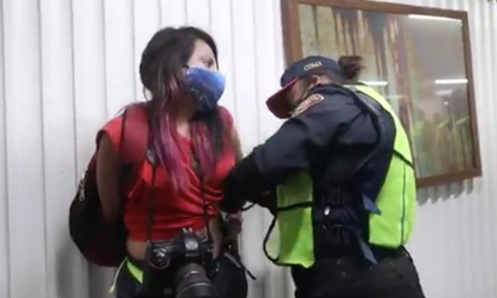 Detienen a una reportera en metro de CDMX por cubrir marcha feminista