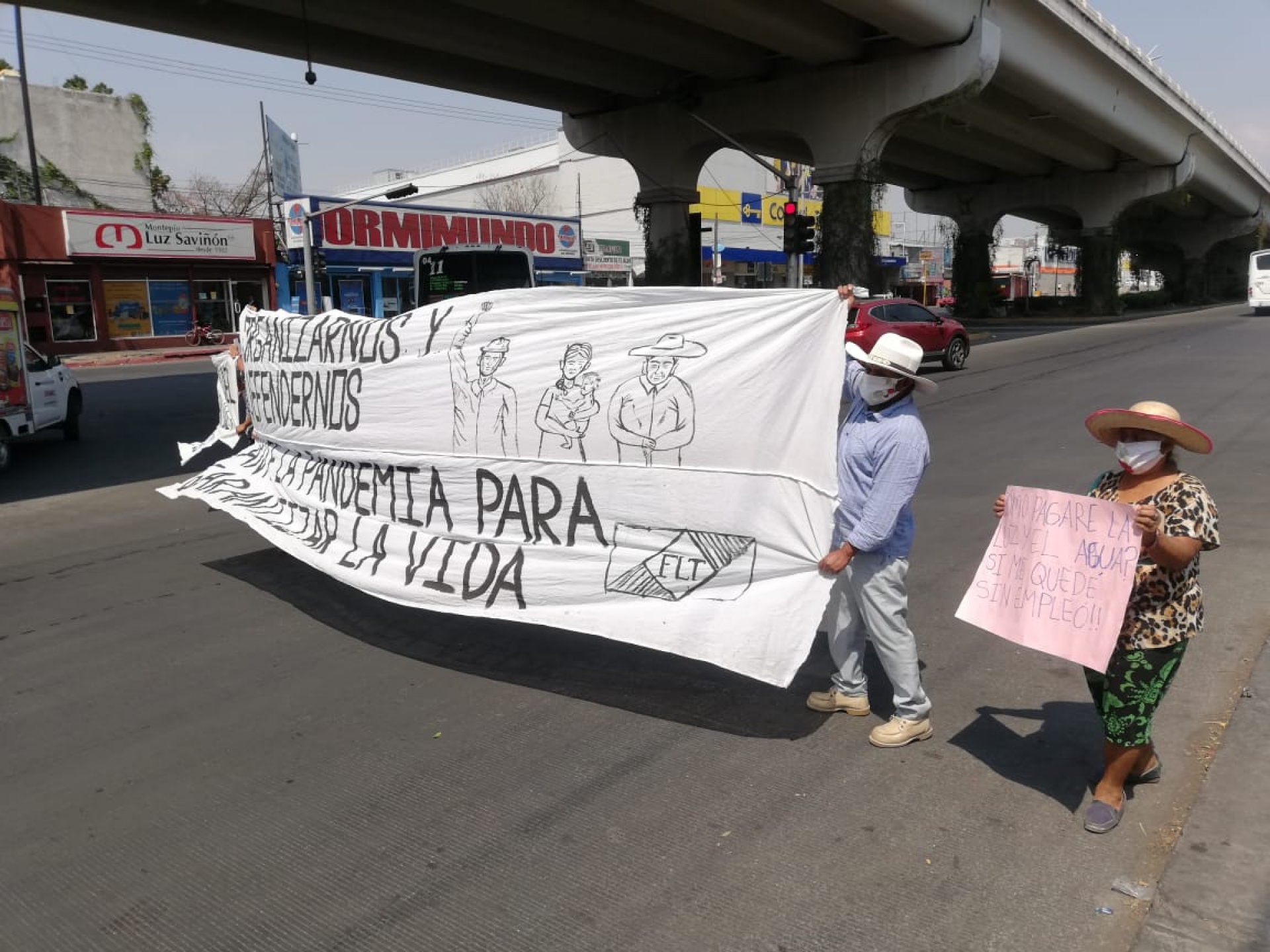 Se manifiesta Frente de Trabajadores en Lucha en el bulevar Cuauhnáhuac