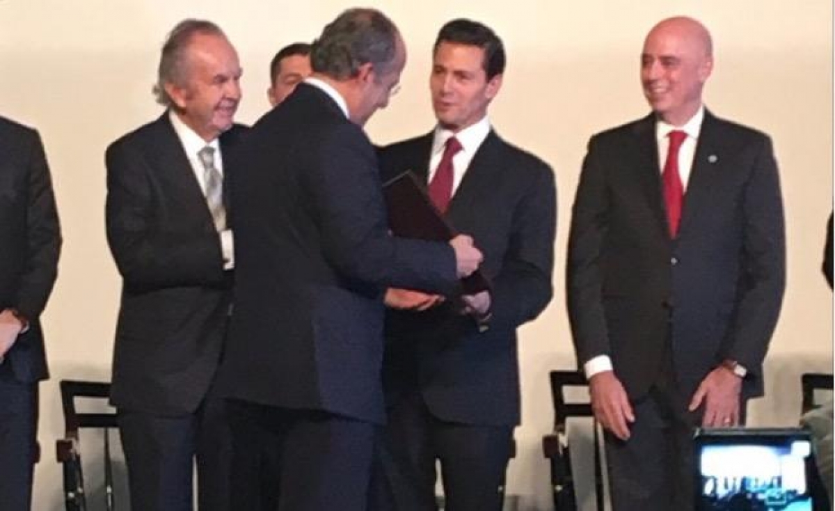 Entrega EPN reconocimiento a Felipe Calderón