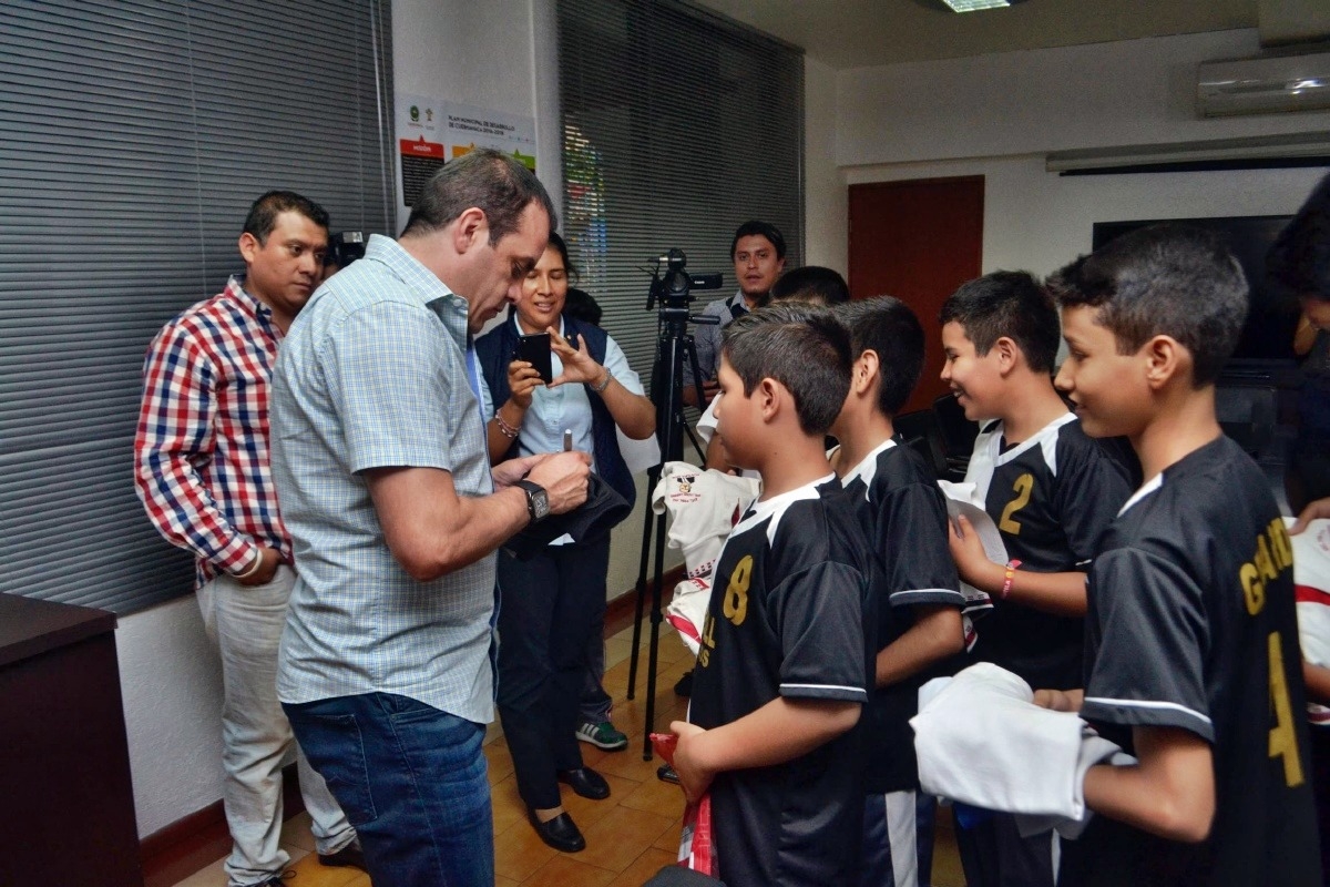 Recibe Cuauhtémoc Blanco a equipo representativo de Handball