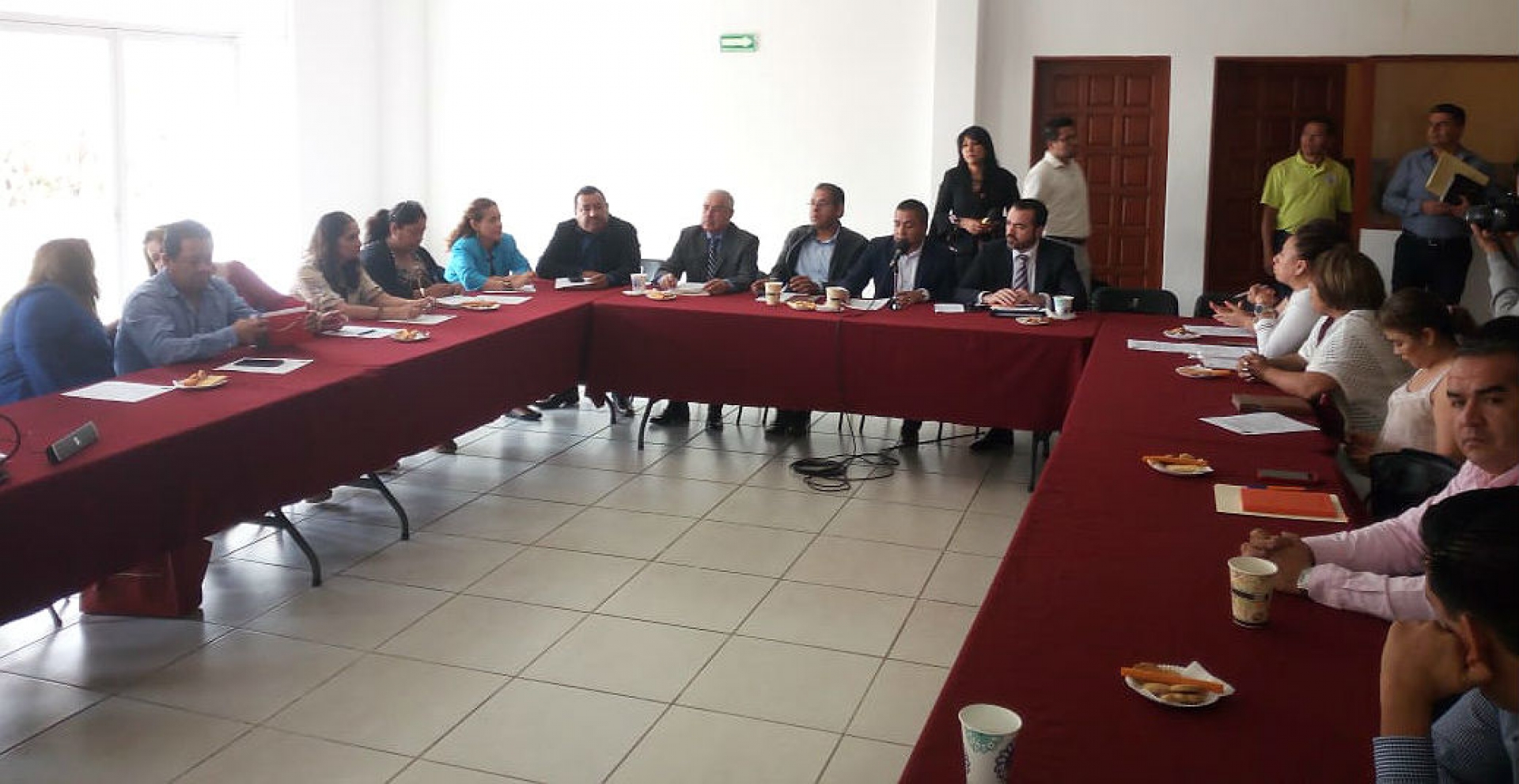 Se reúnen legisladores con el comisionado estatal de seguridad