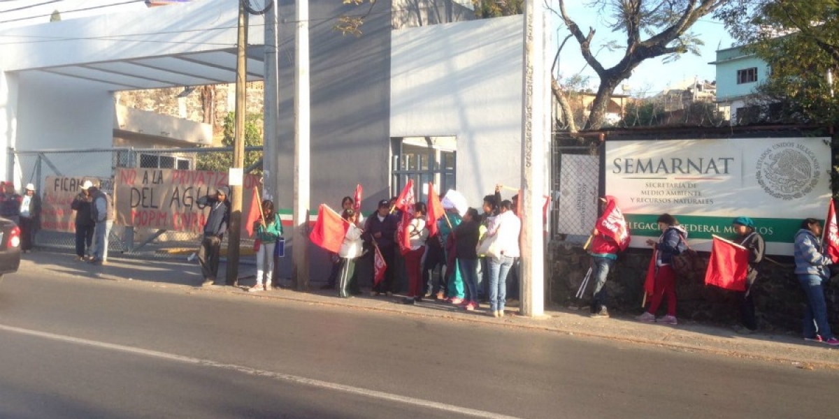 Se manifiestan Frente Indígena Campesino y CNAP en la delegación de Conagua