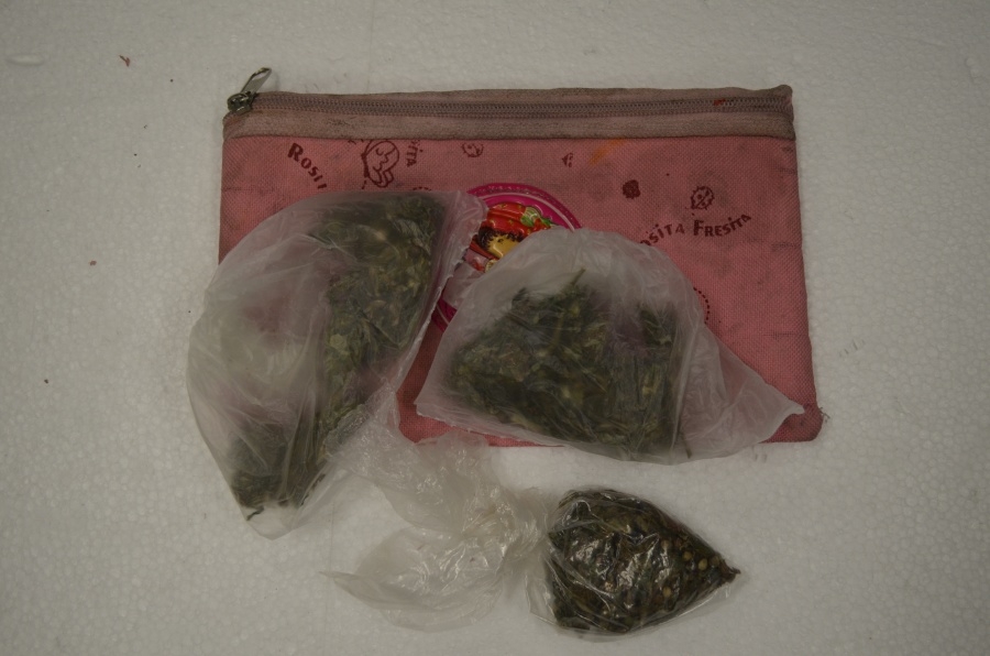 Llevaba tres bolsas que presuntamente tenían droga
